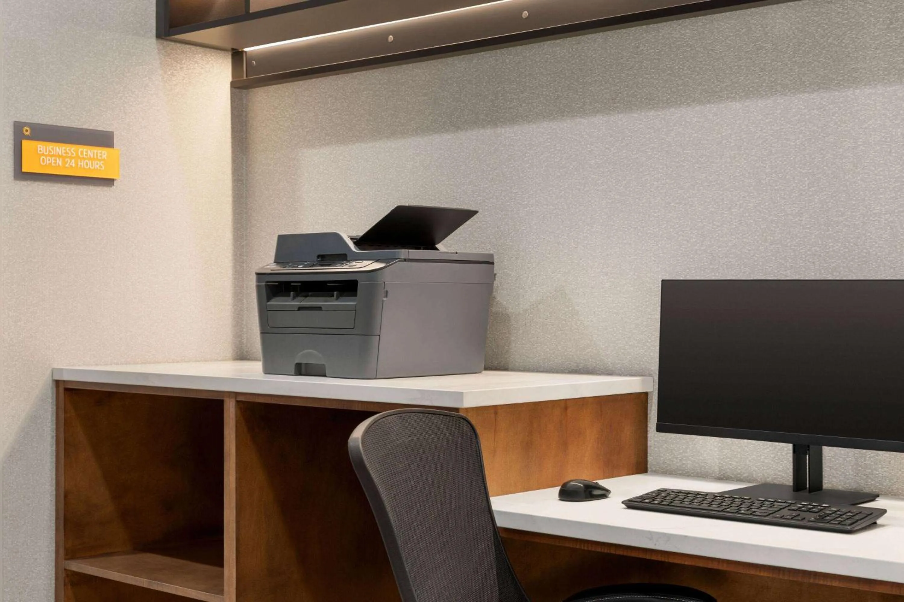 Business facilities in La Quinta Inn & Suites by Wyndham Austin South