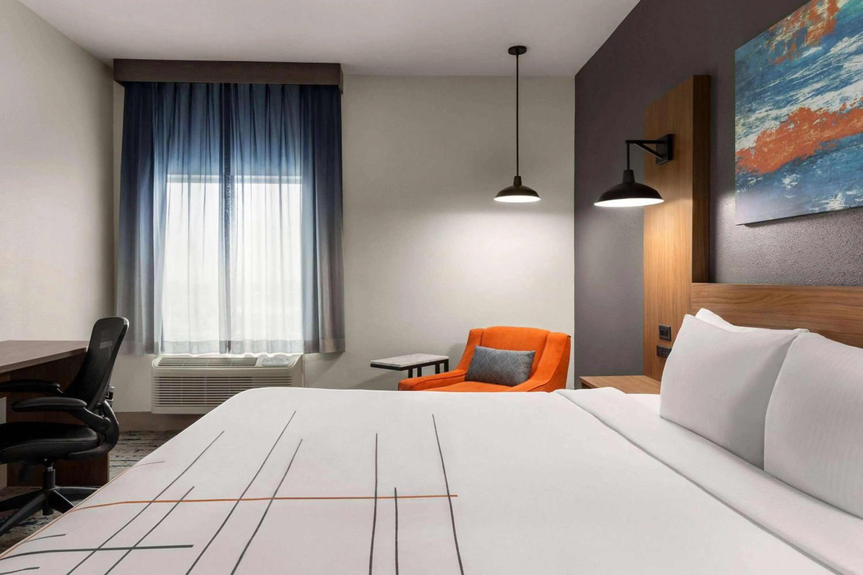 Photo of the whole room, Bed in La Quinta Inn & Suites by Wyndham Austin South