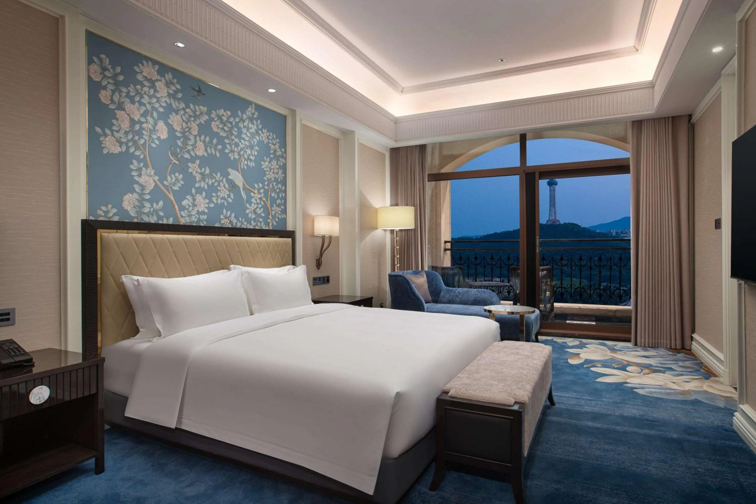 Photo of the whole room, Bed in Wyndham Taian West