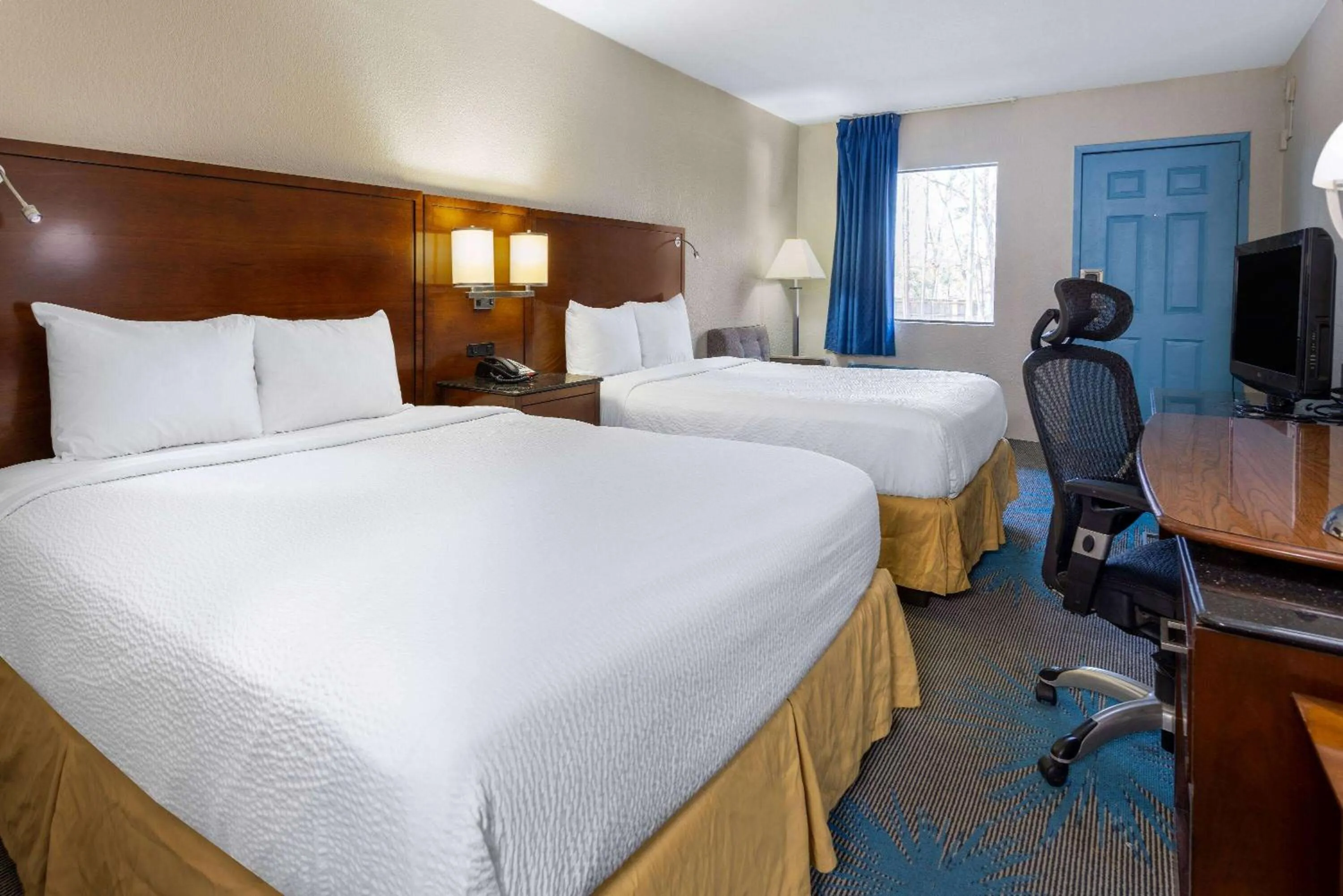 Photo of the whole room, Bed in Days Inn by Wyndham Columbia