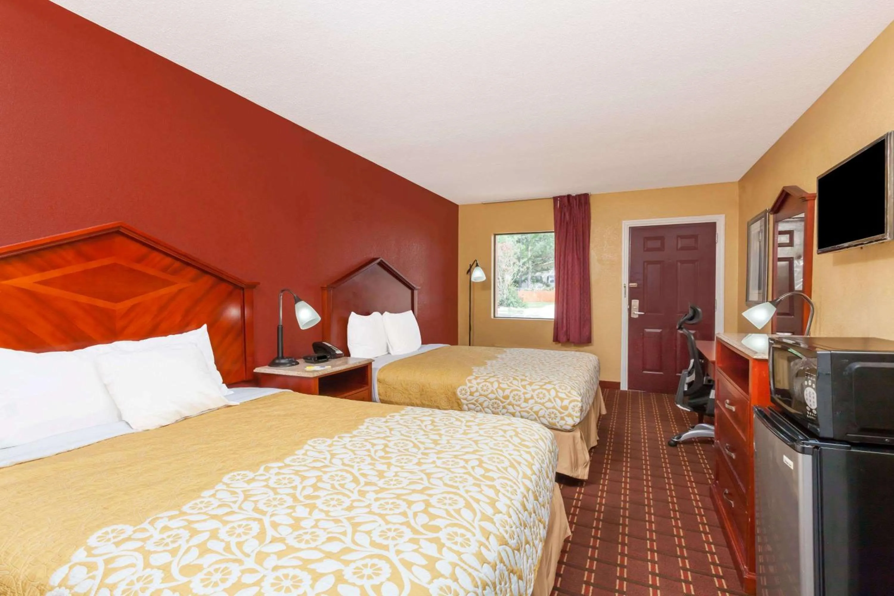 Bedroom, Bed in Days Inn by Wyndham Columbia