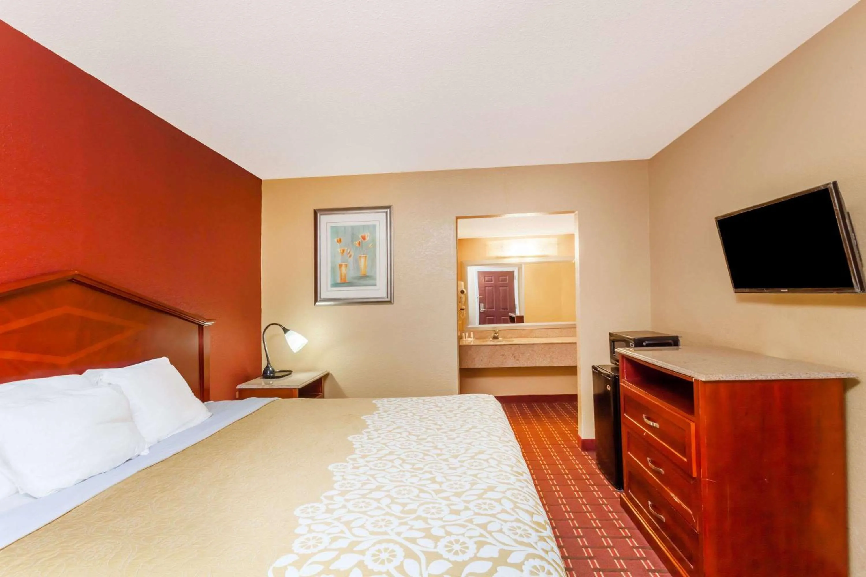 Photo of the whole room, Bed in Days Inn by Wyndham Columbia