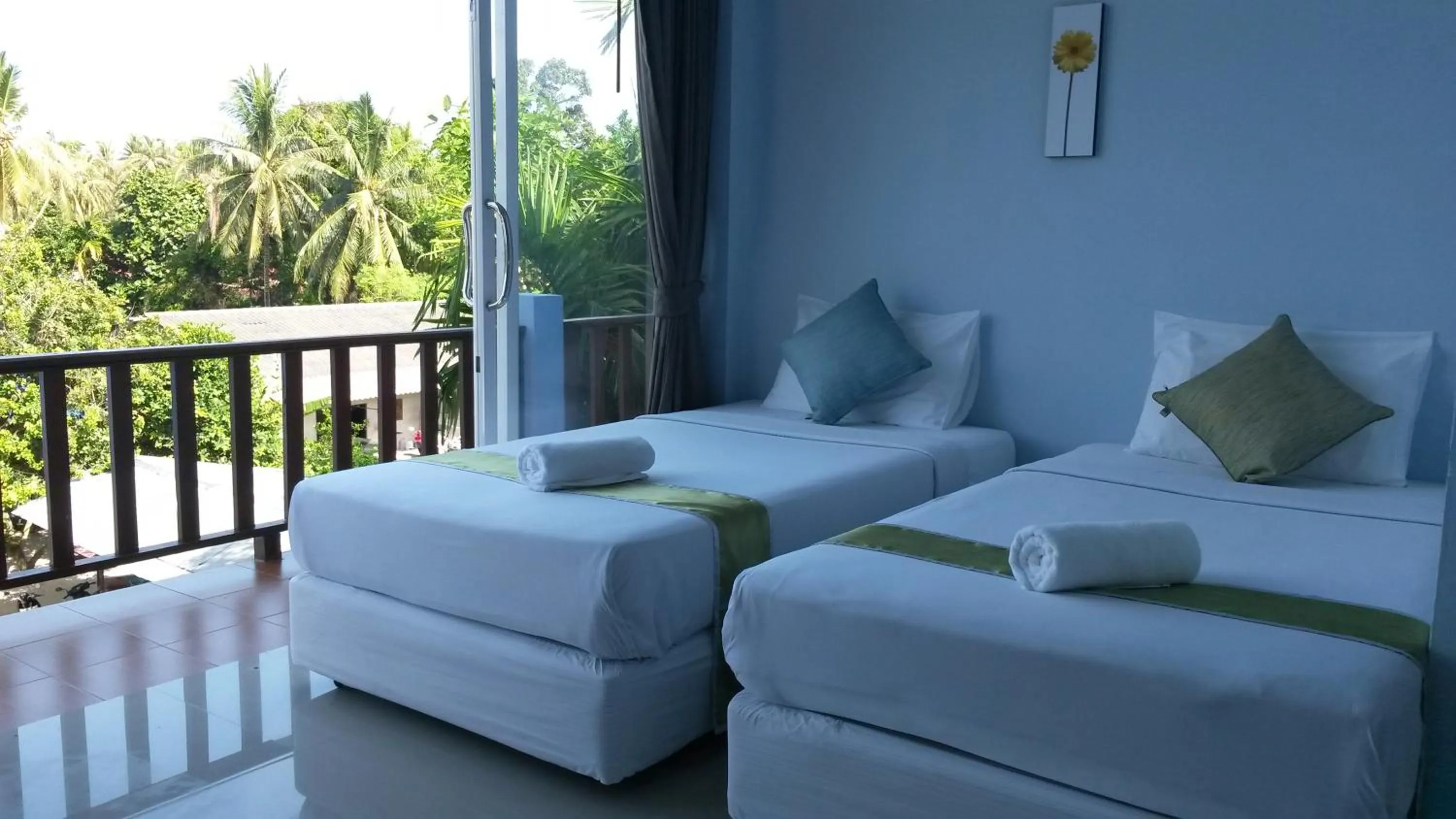 Patio, Bed in Hotel Rung Phangan