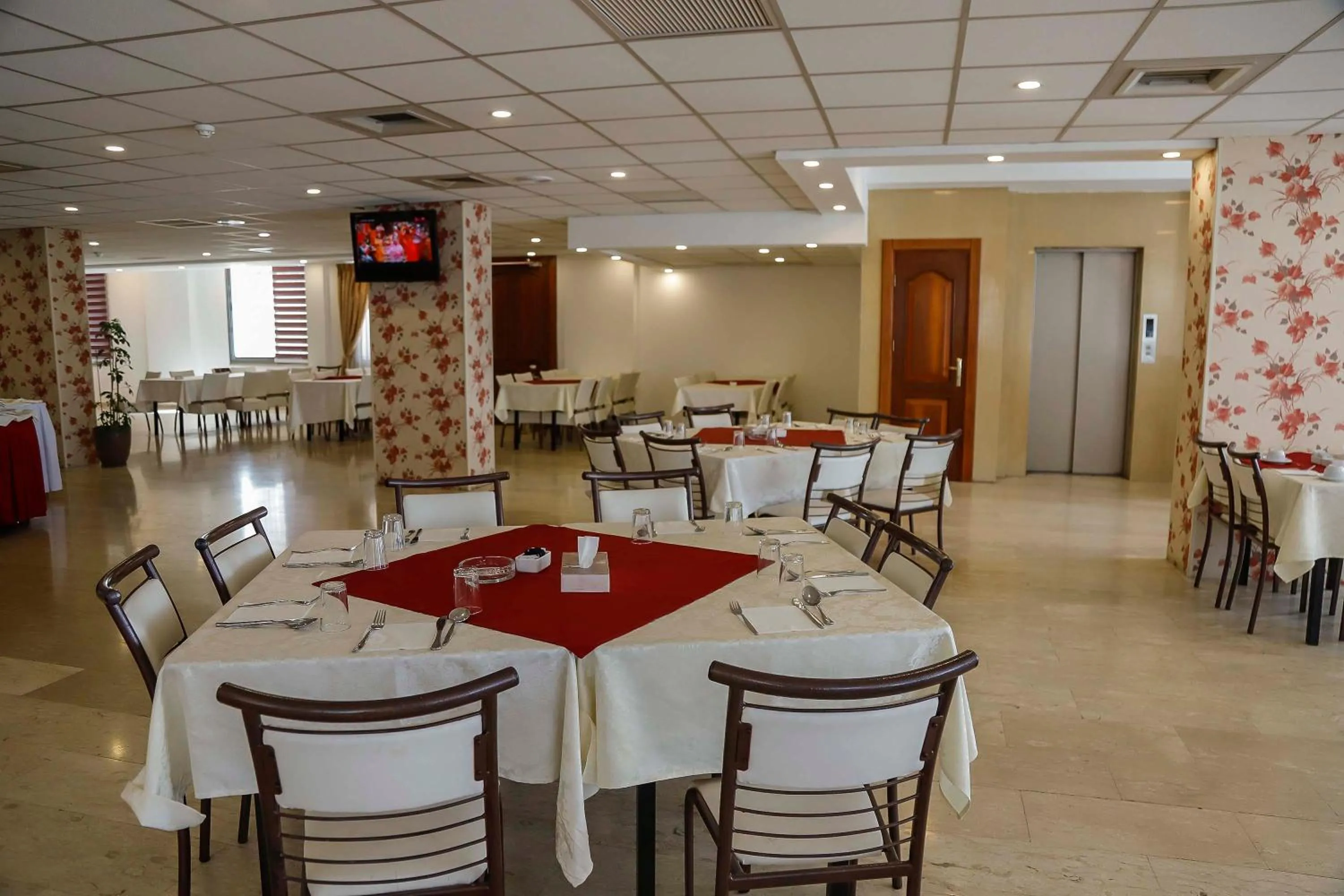 Restaurant/places to eat in City Inn Palace Hotel