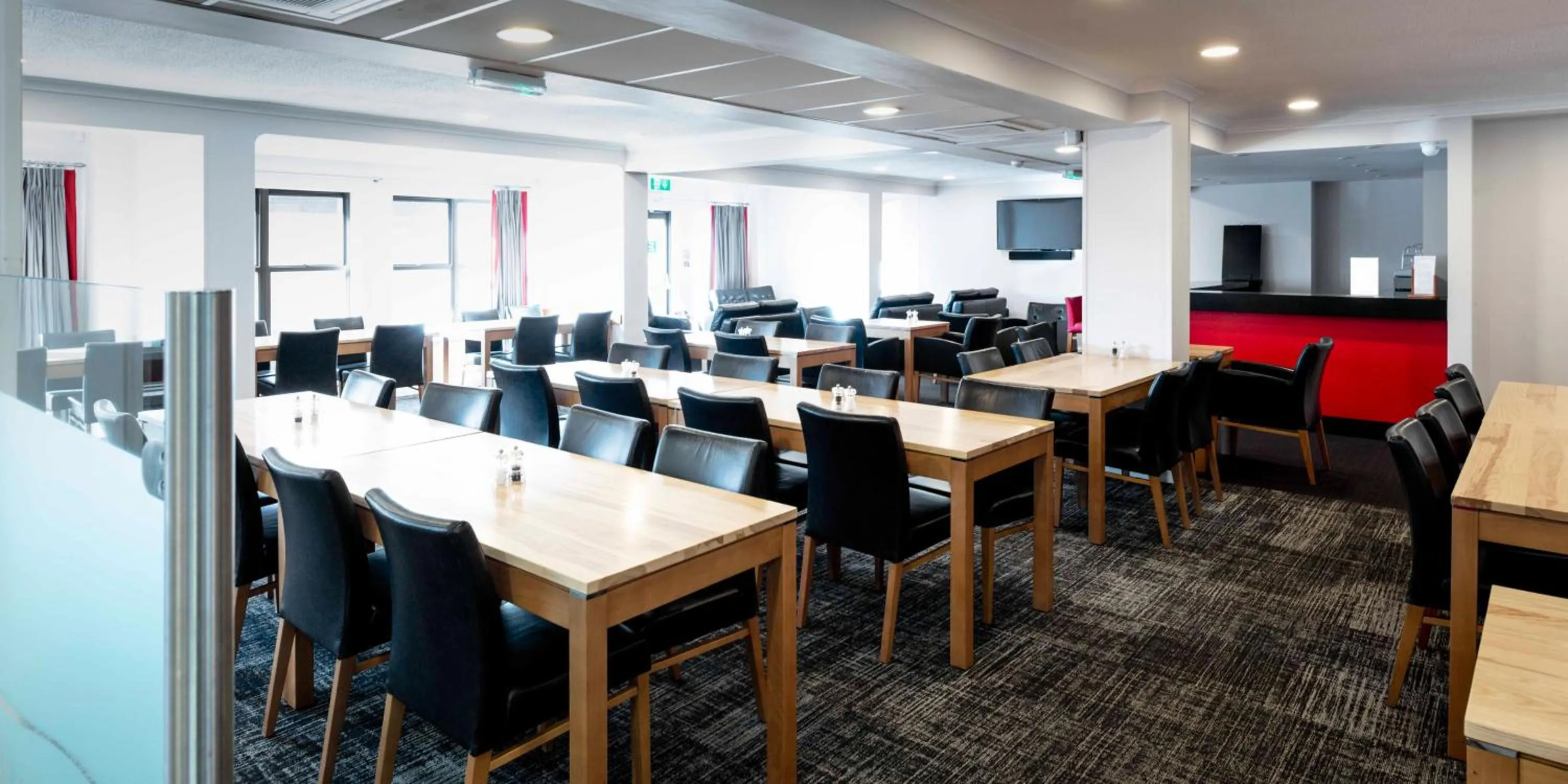 Lounge or bar in Riverside Hotel