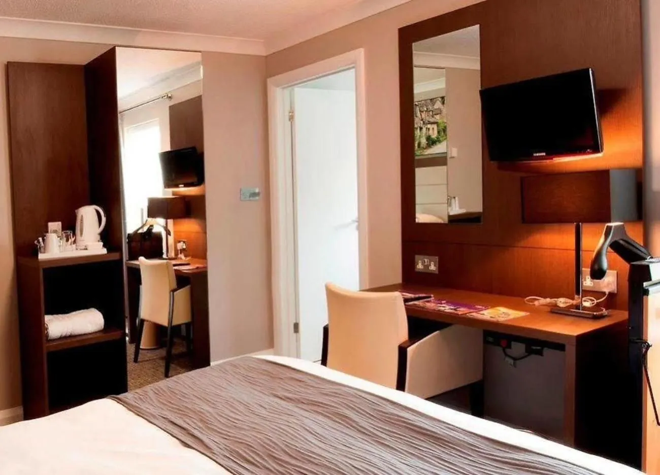 Bedroom, Bed in Riverside Hotel