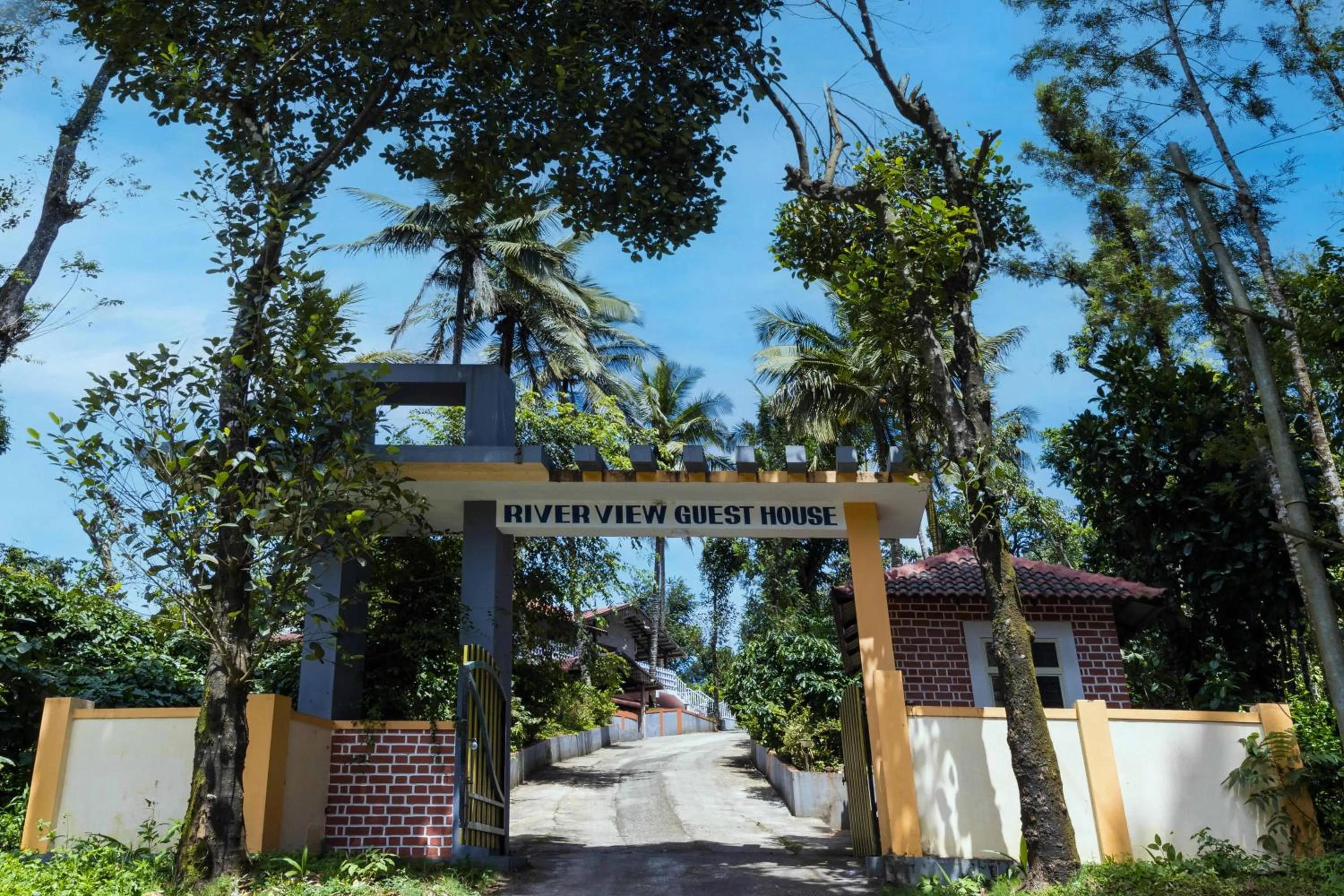 Facade/entrance in Treebo River View
