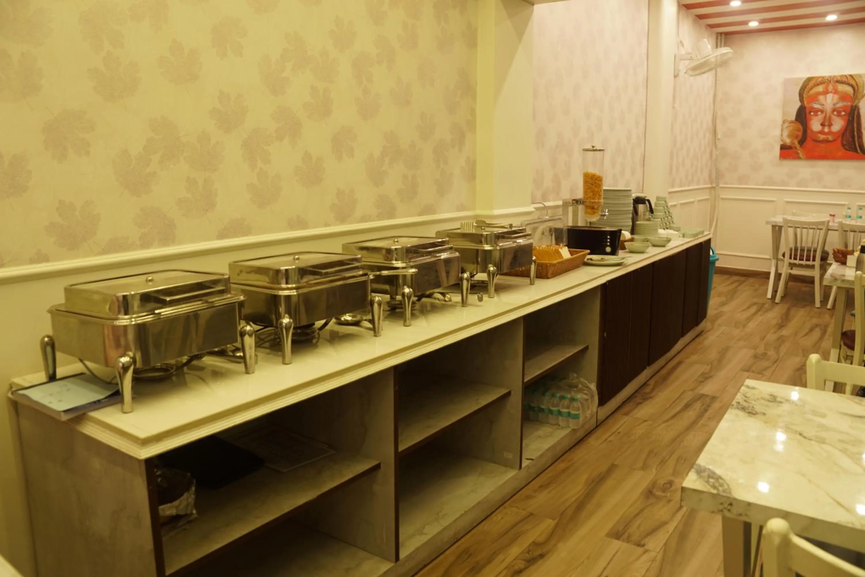 Food and drinks in Subhash Hotel