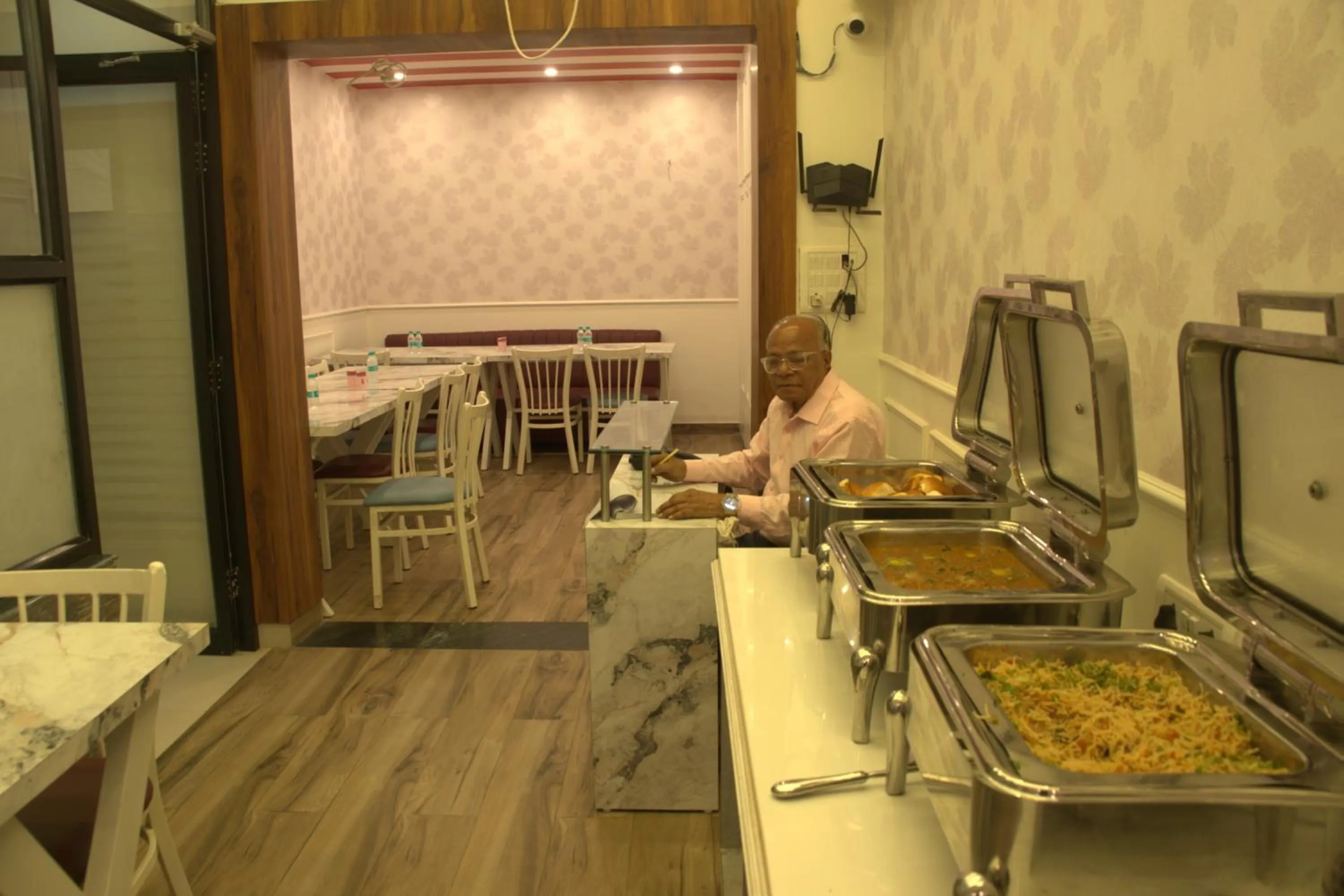 Restaurant/places to eat in Subhash Hotel