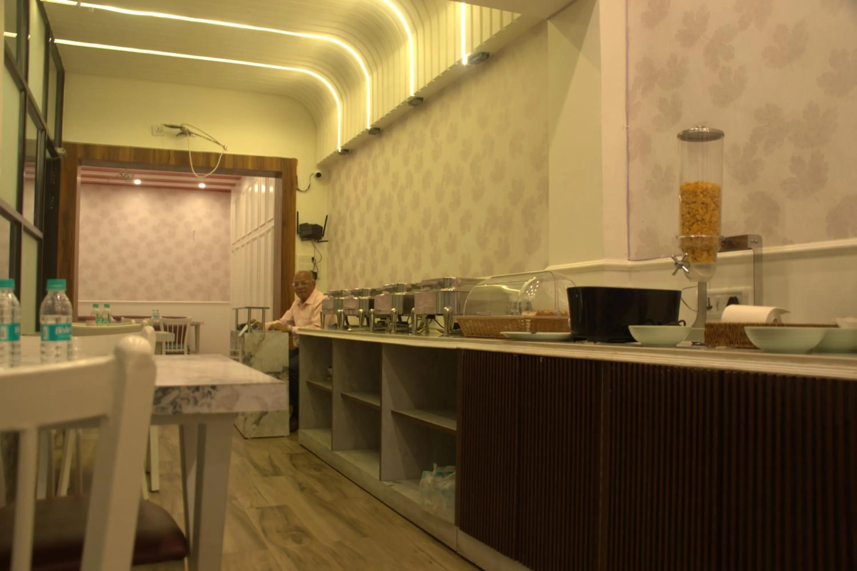 Restaurant/places to eat in Subhash Hotel