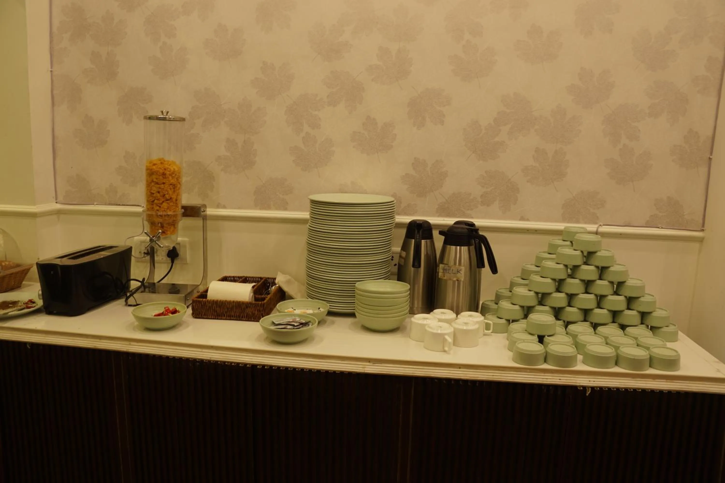 Restaurant/places to eat in Subhash Hotel