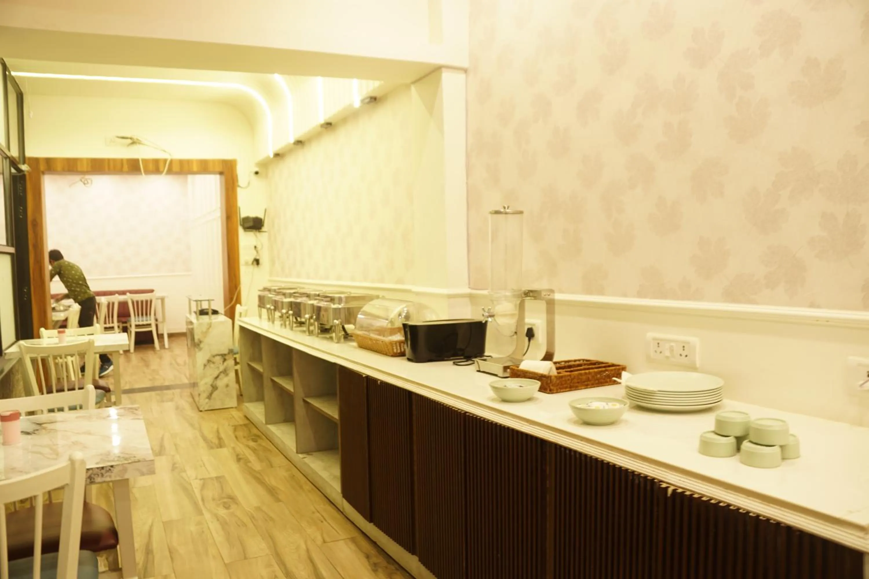 Restaurant/places to eat in Subhash Hotel