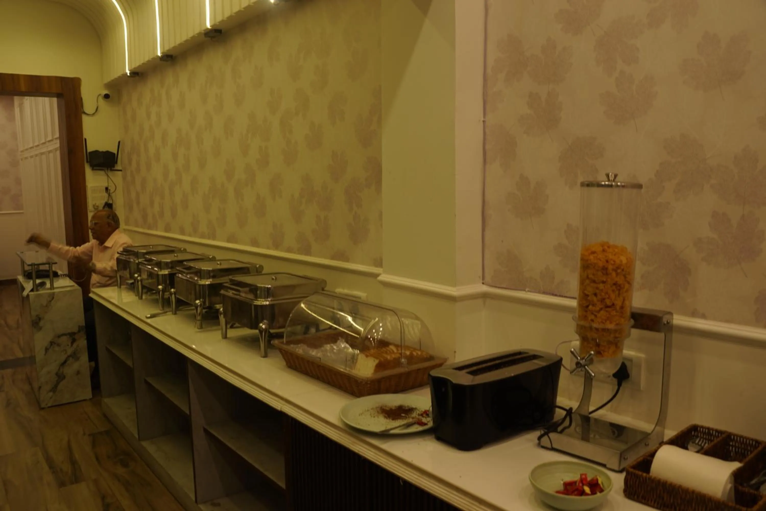 Food and drinks in Subhash Hotel