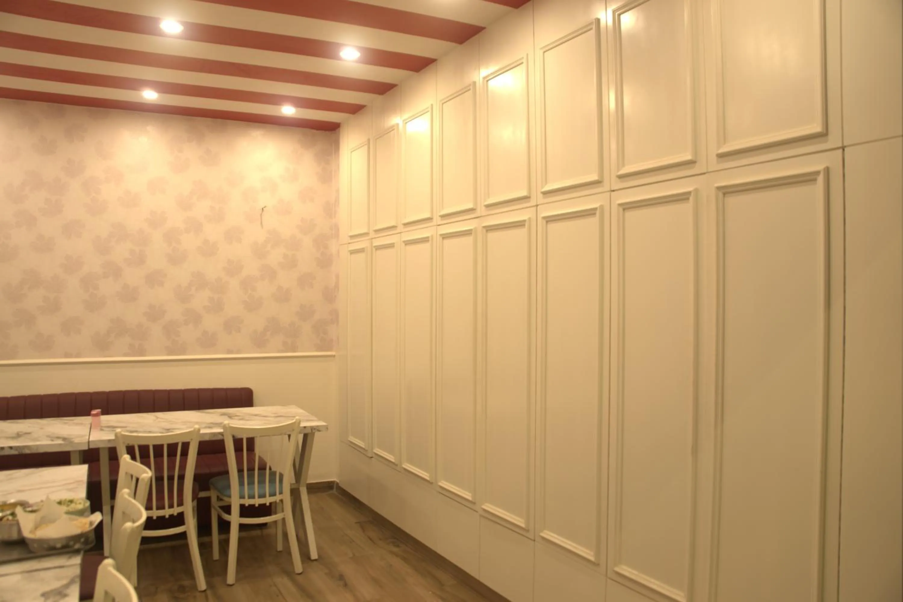 Restaurant/places to eat in Subhash Hotel