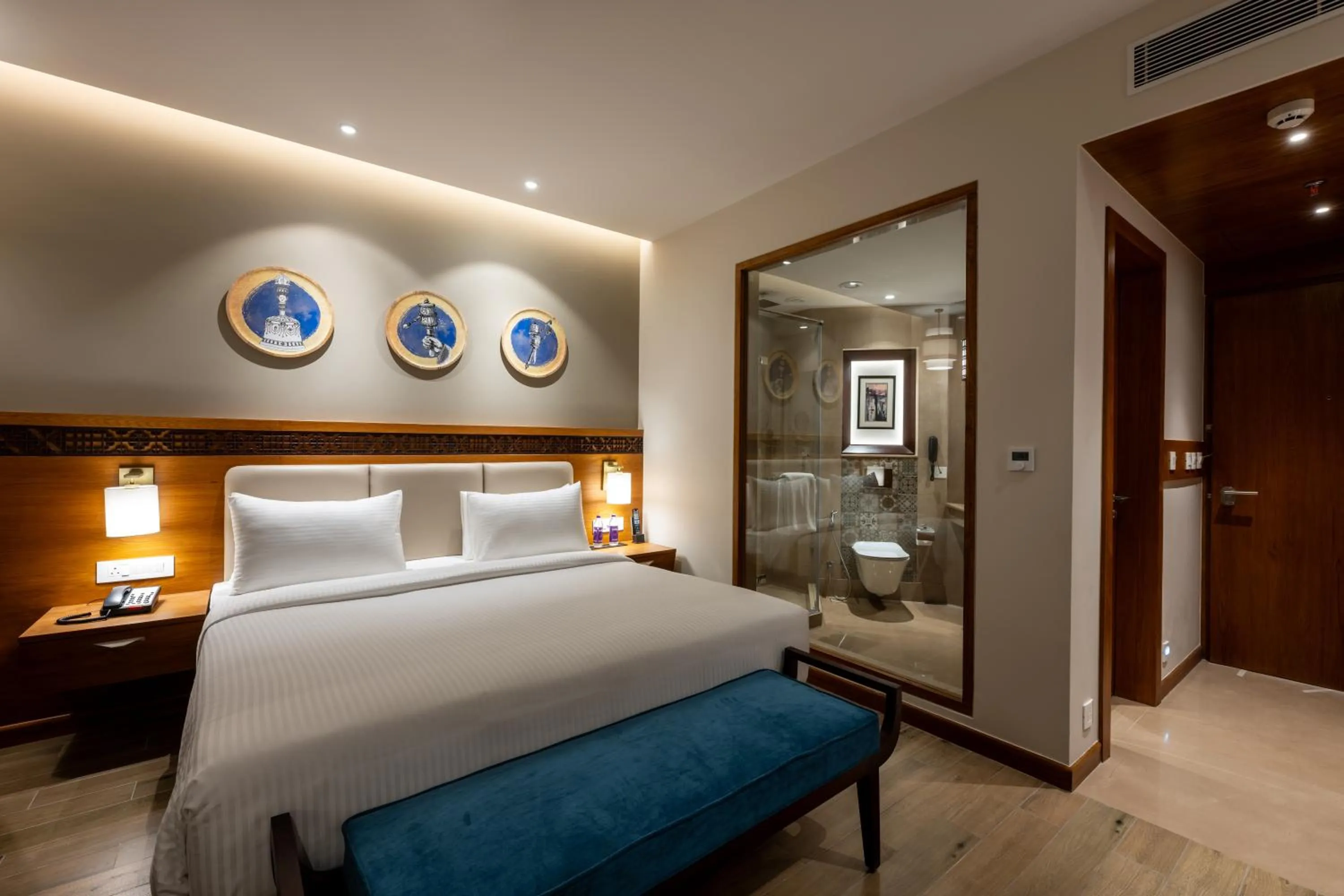 Dining area, Bed in Charmwood Hotel