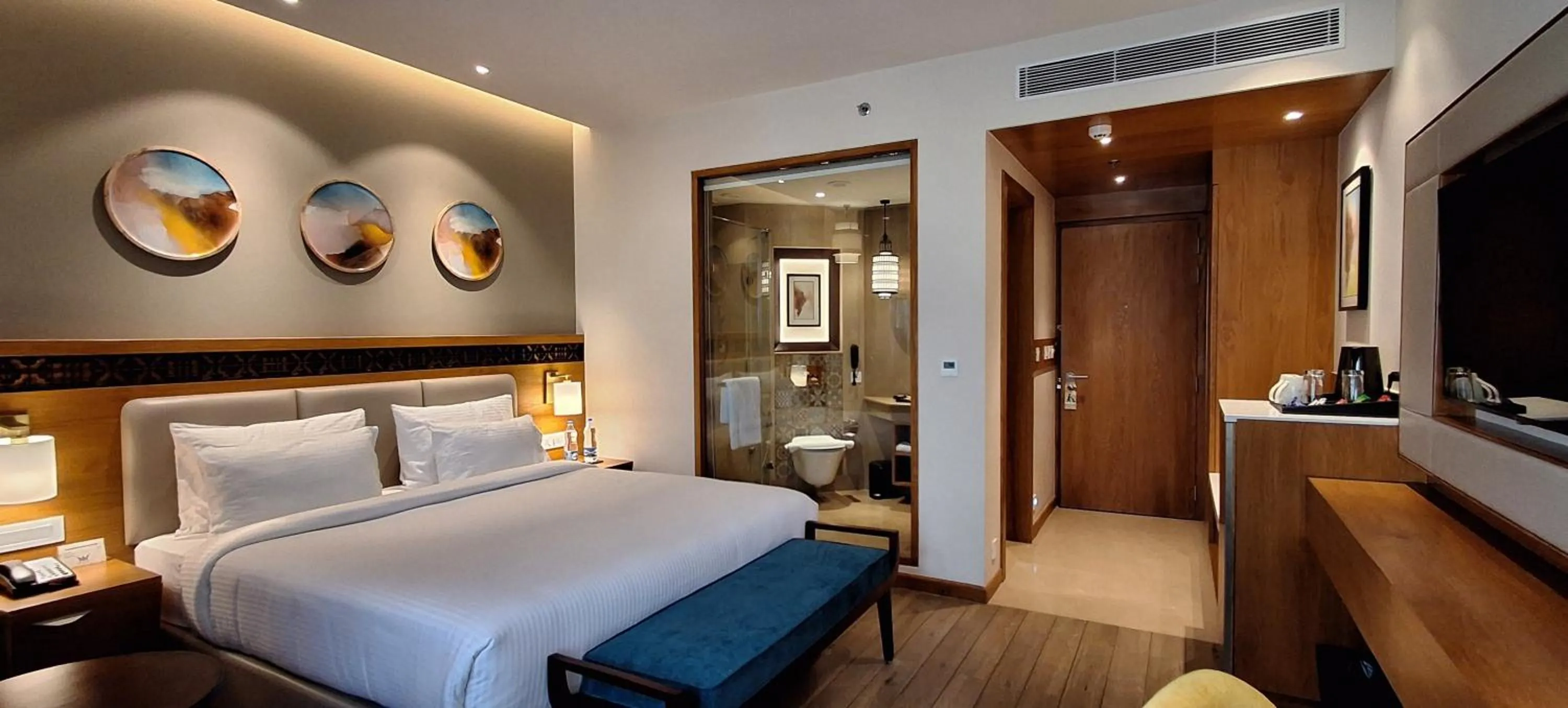 Photo of the whole room, Bed in Charmwood Hotel