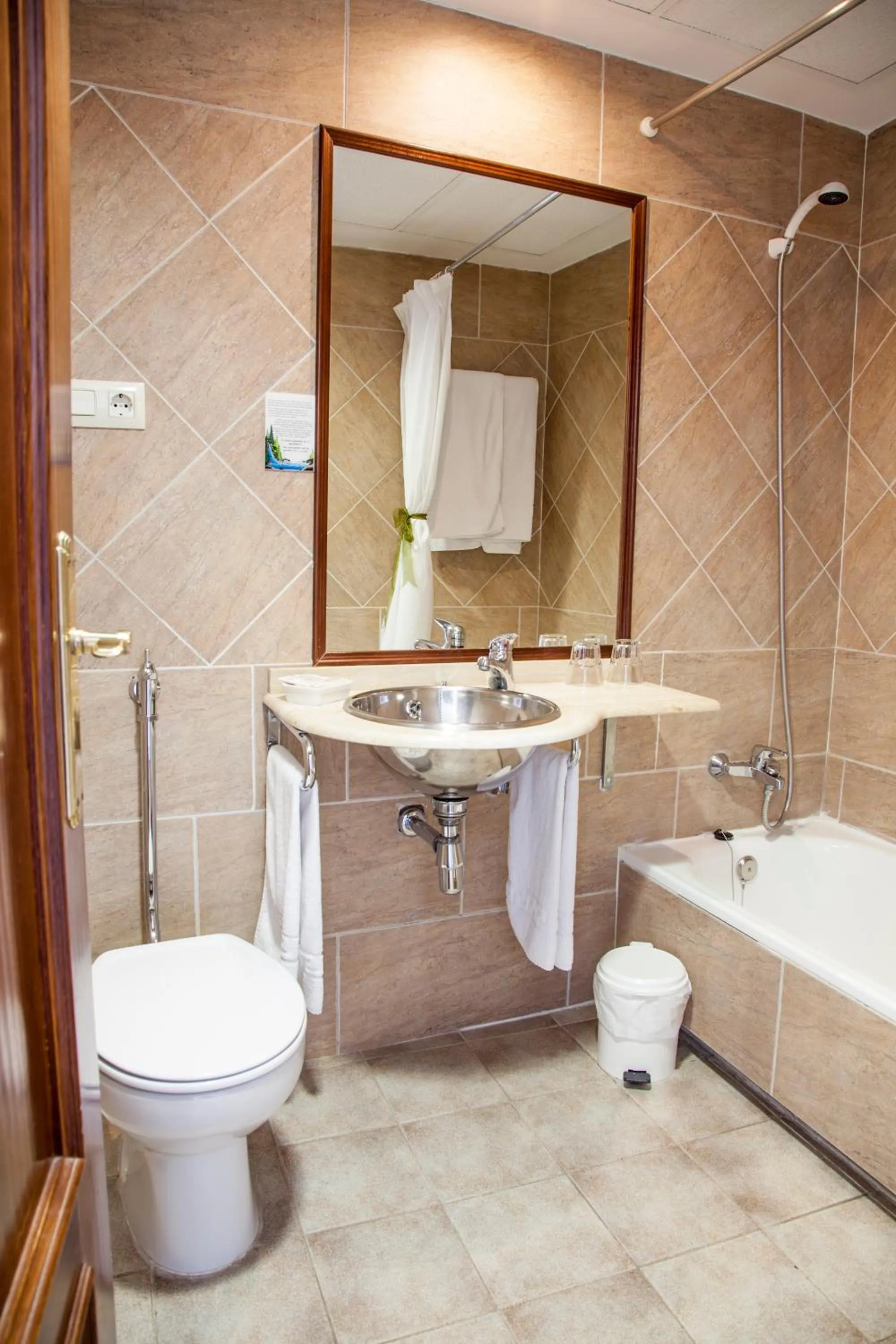 Bathroom in Hotel Mayno