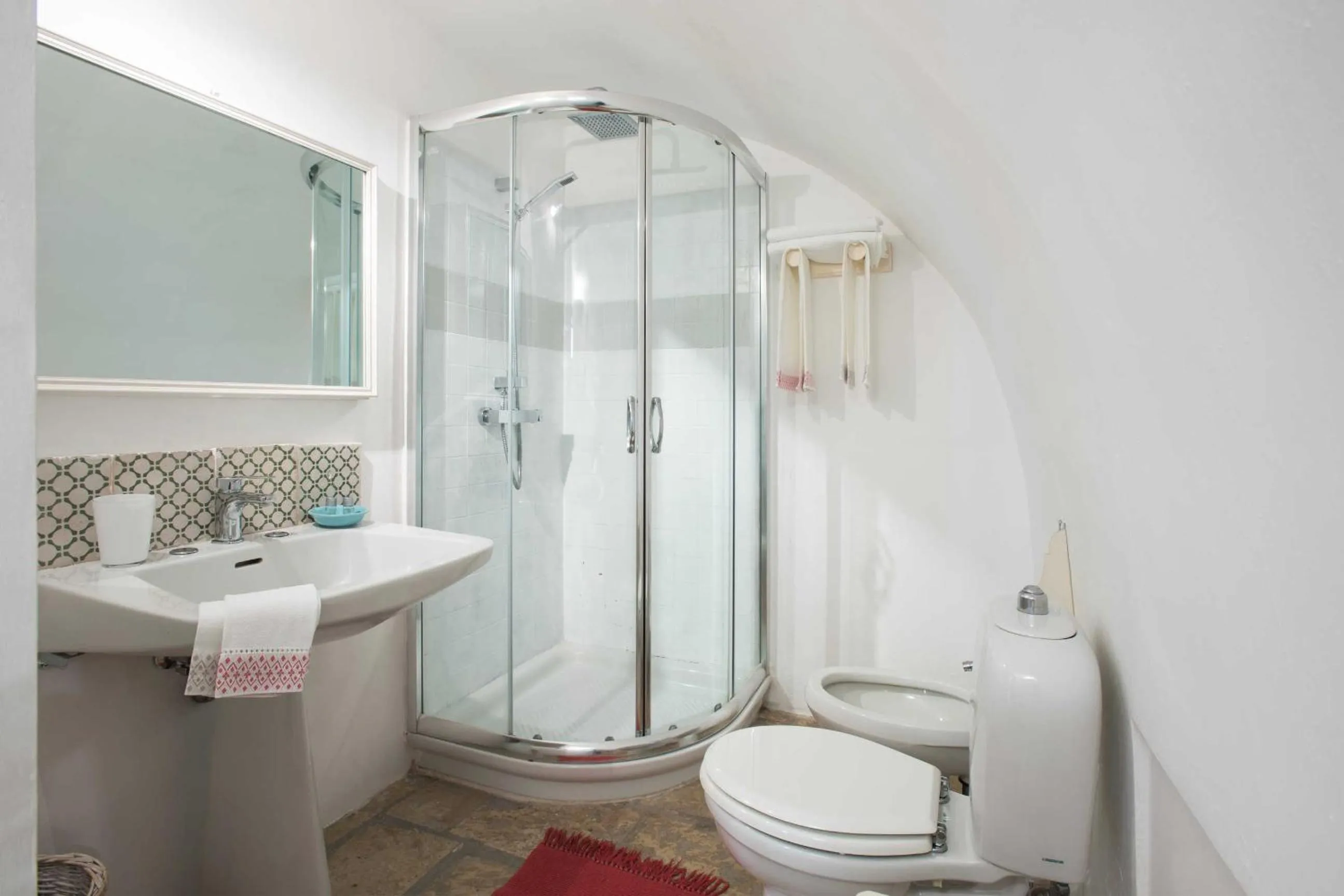 Shower in Castello di Casamassella - Marea Stays Collection