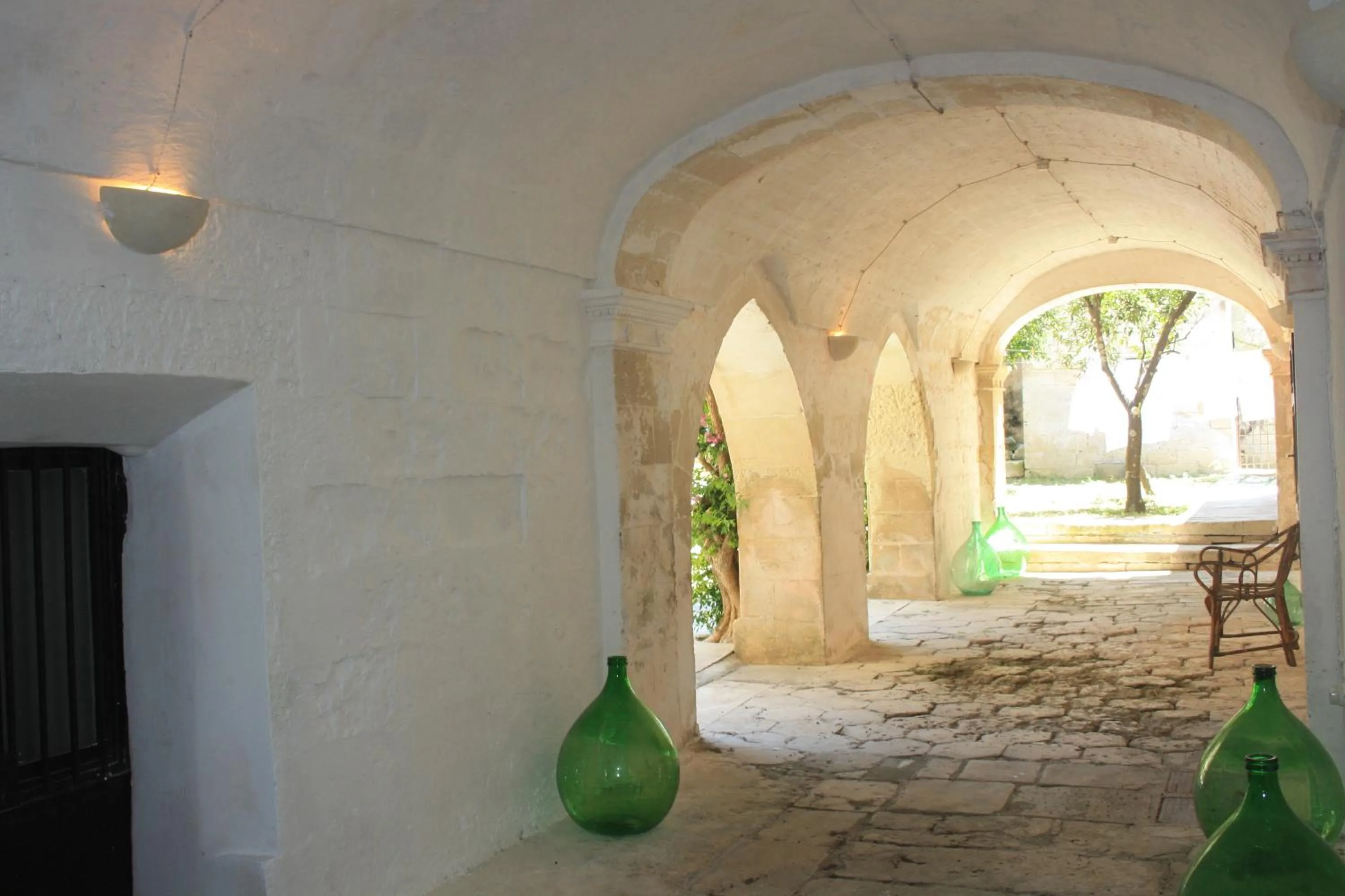 Patio in Castello di Casamassella - Marea Stays Collection