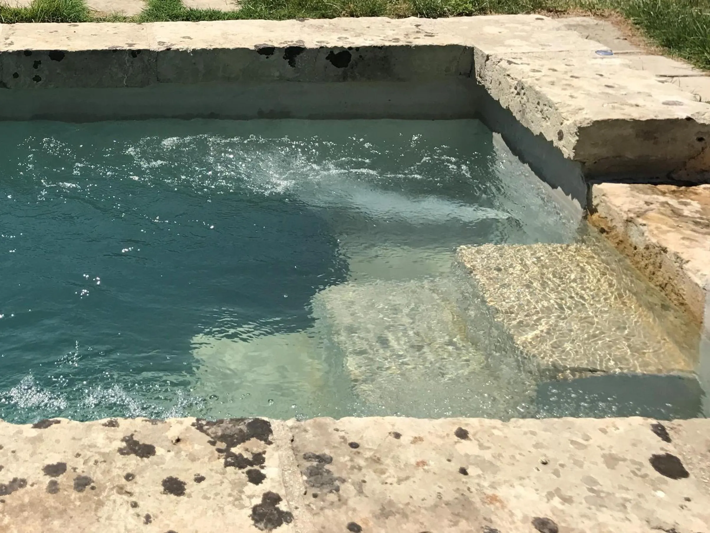 Hot Tub in Castello di Casamassella - Marea Stays Collection