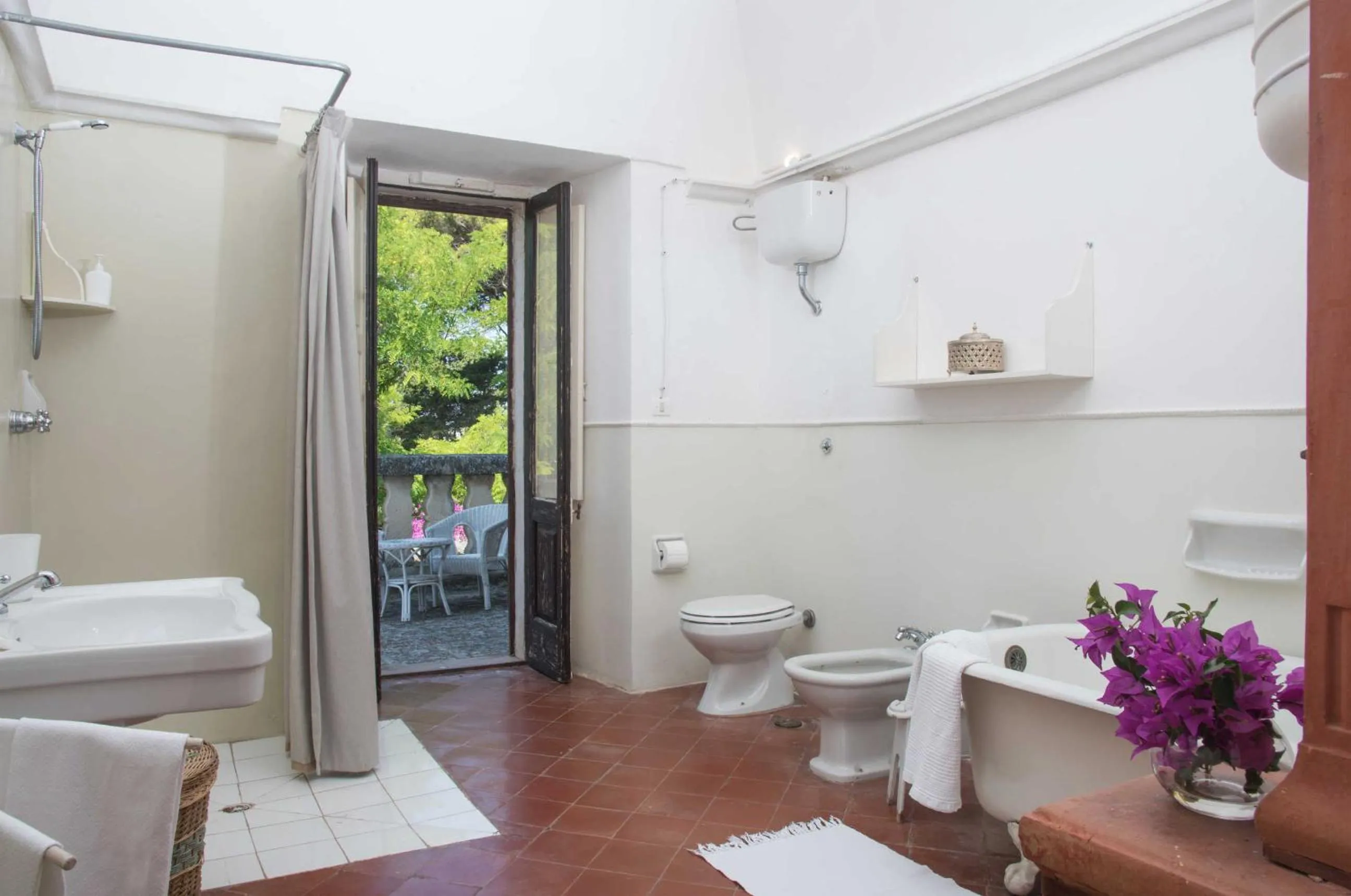 Bathroom in Castello di Casamassella - Marea Stays Collection