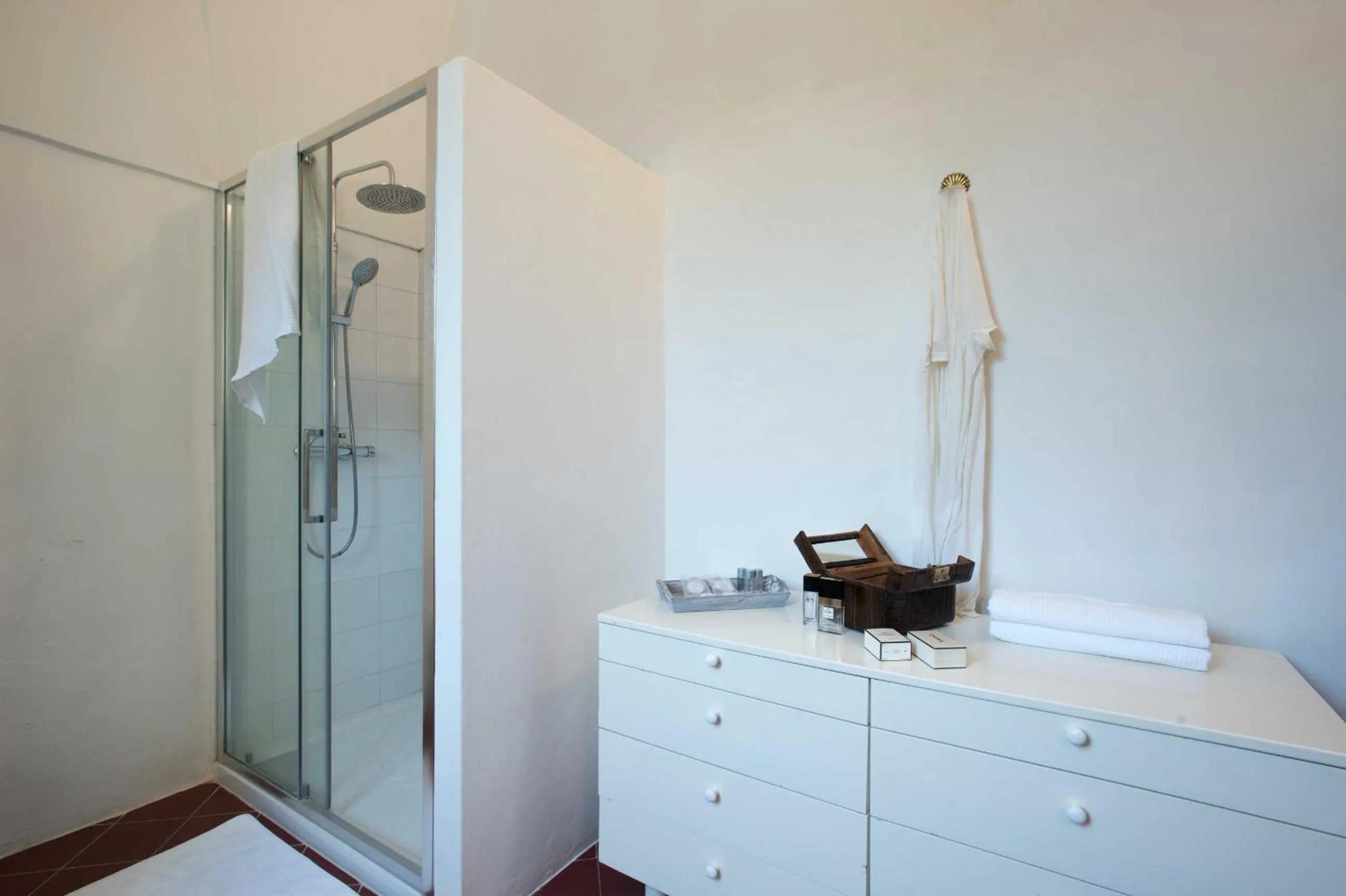 Bathroom in Castello di Casamassella - Marea Stays Collection