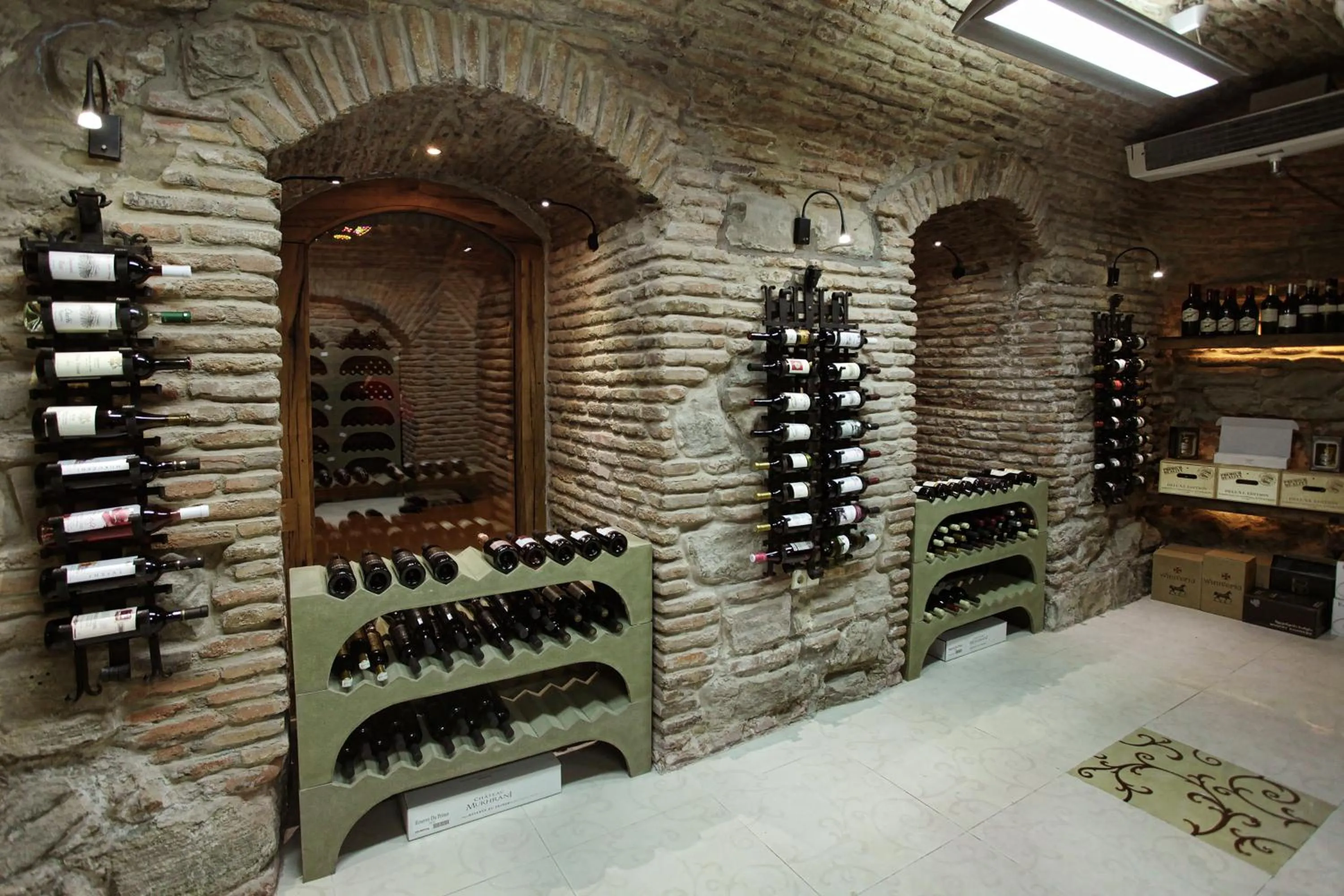 On-site shops in Vinotel Boutique Hotel