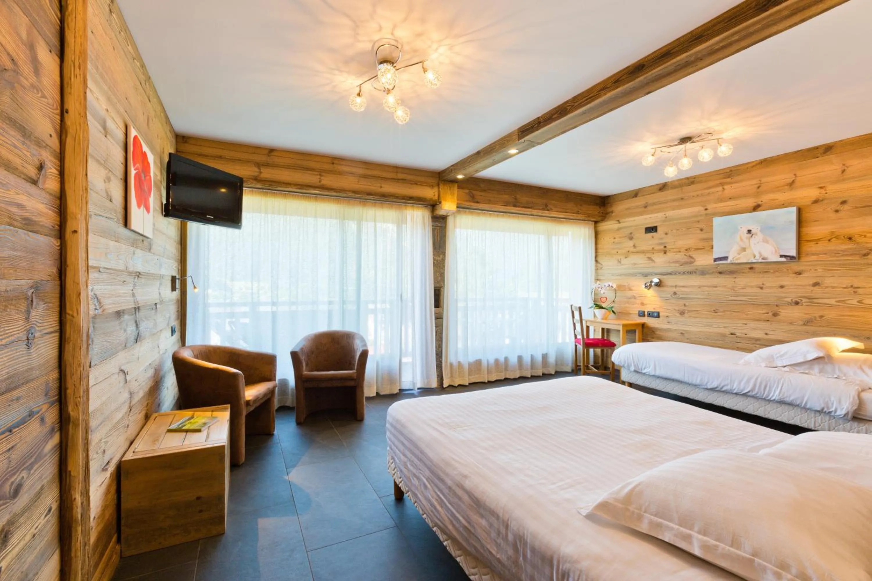 Photo of the whole room, Bed in Accueil Savoyard