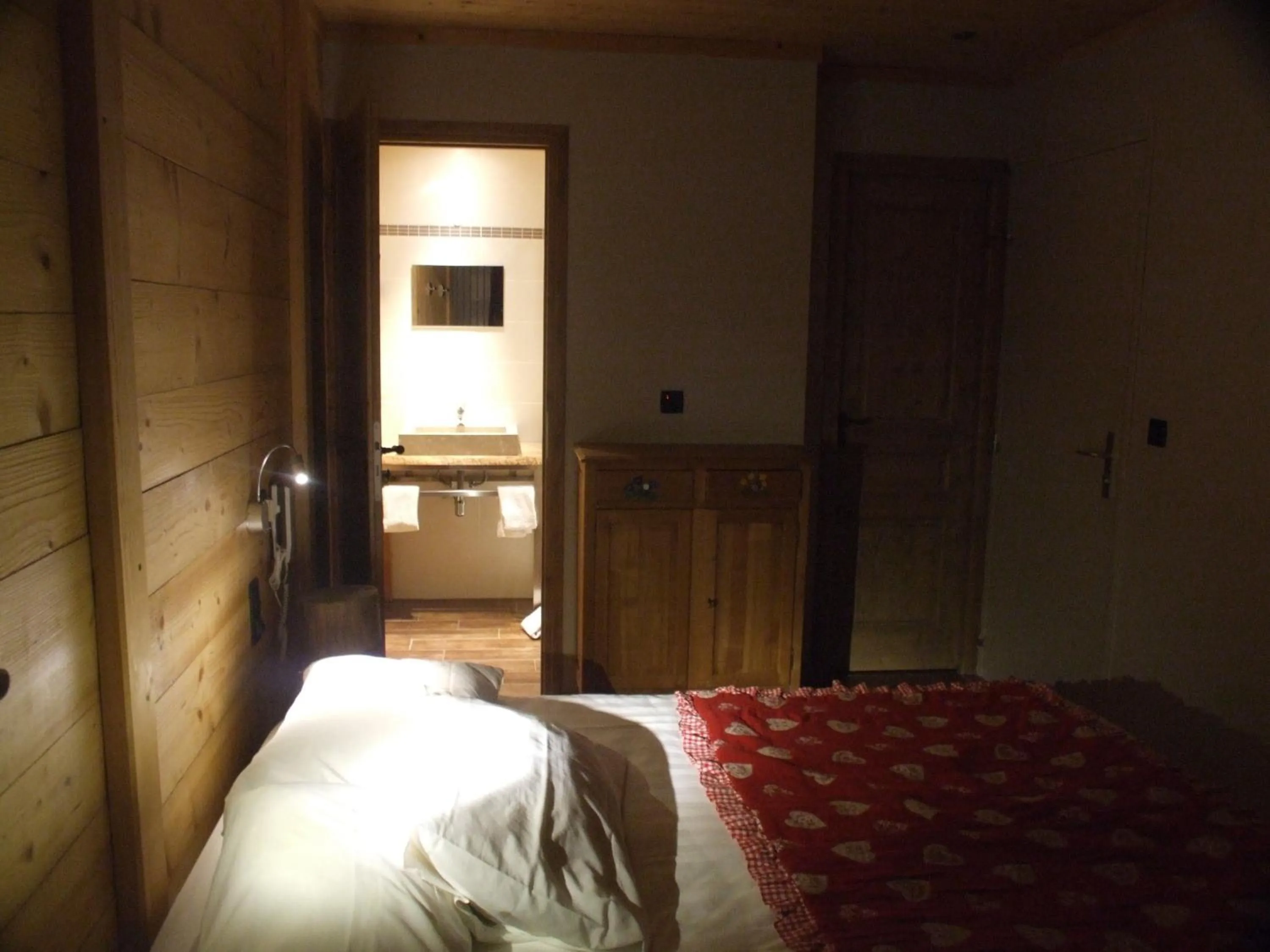 Photo of the whole room, Bed in Accueil Savoyard