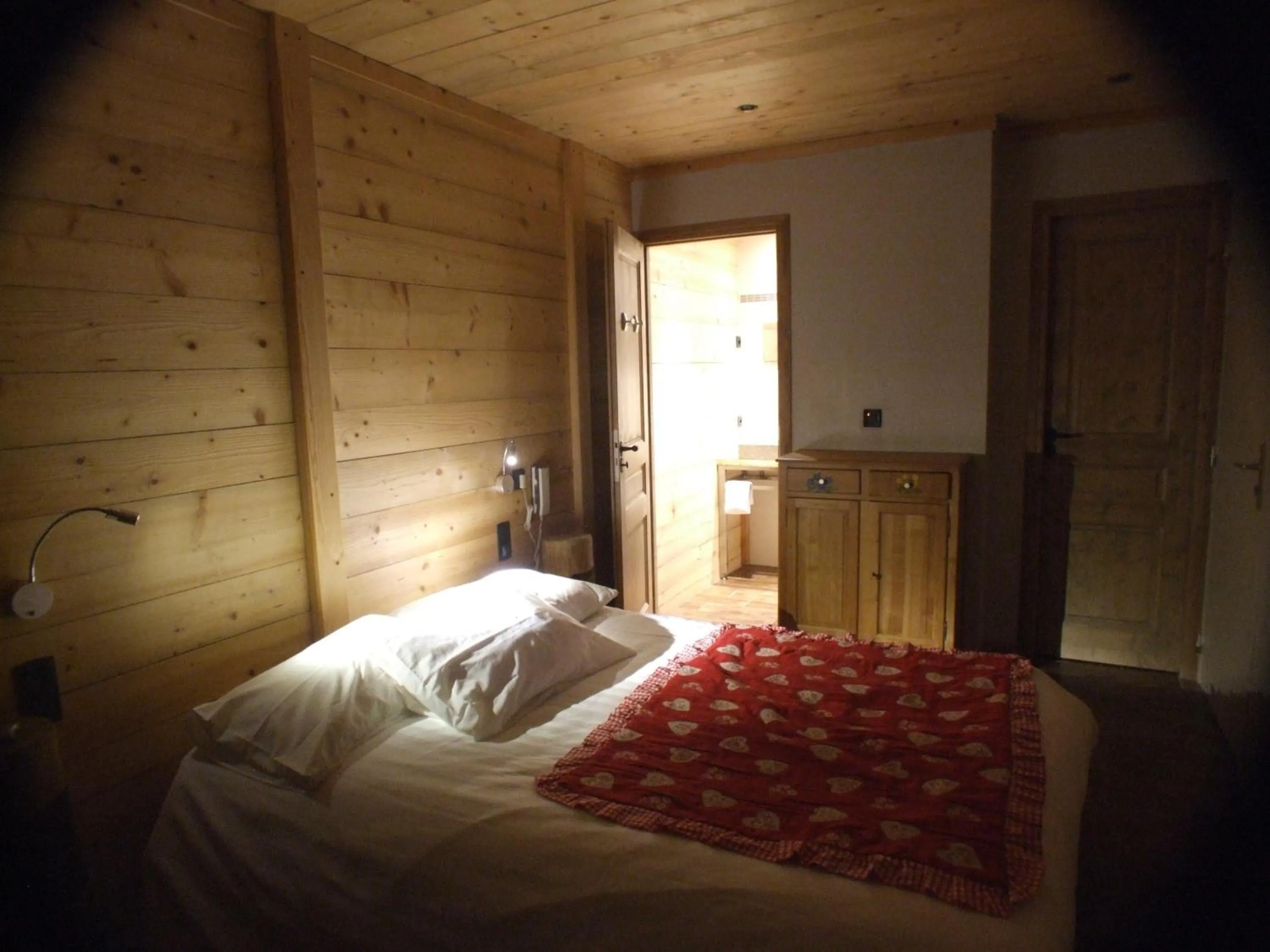 Photo of the whole room, Bed in Accueil Savoyard