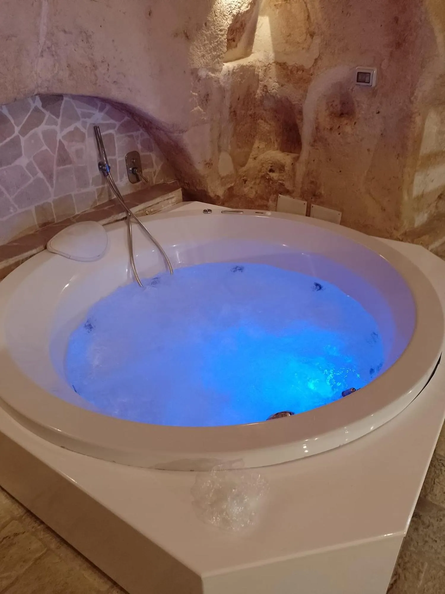 Hot Tub in L'Hotel In Pietra