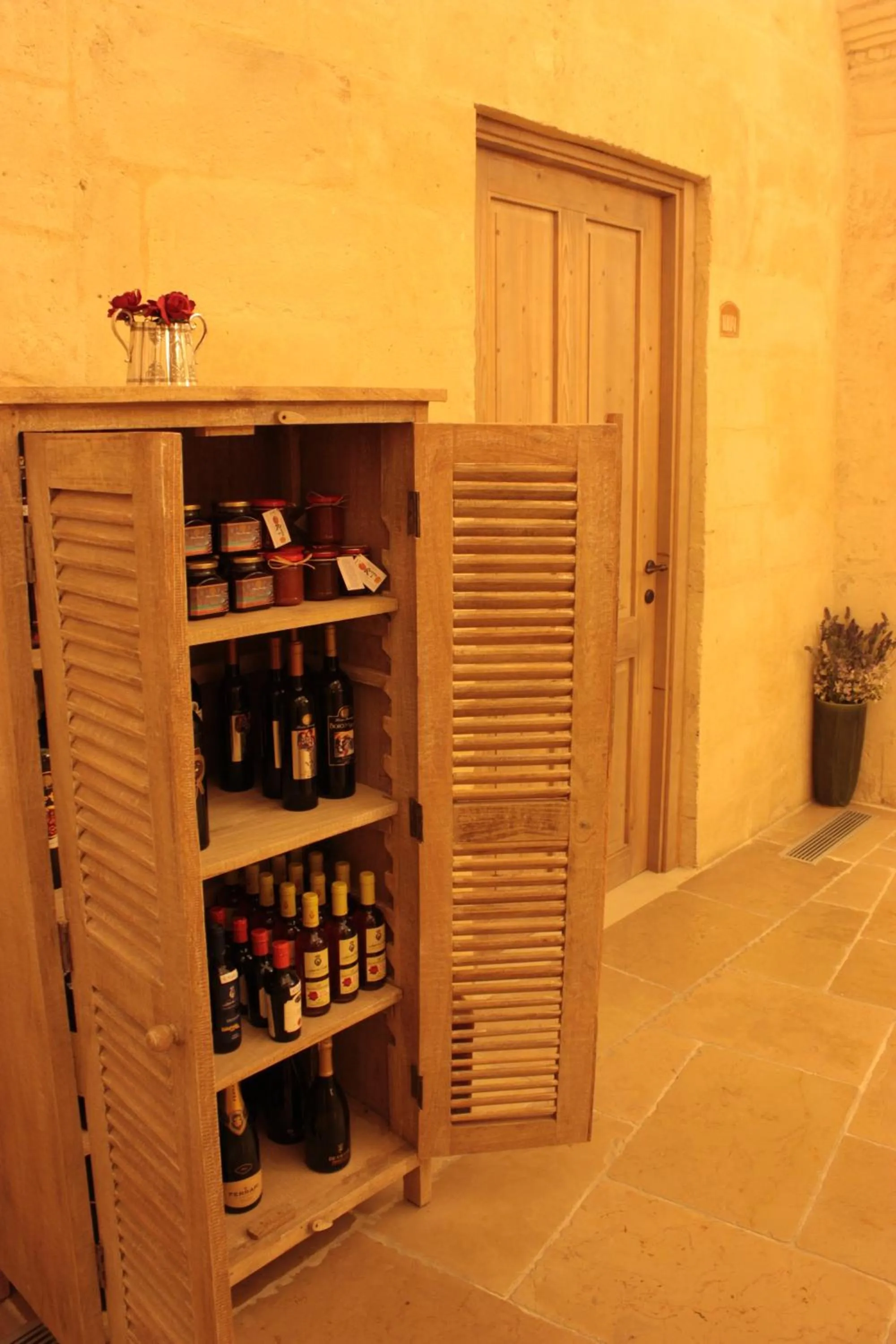 Decorative detail in L'Hotel In Pietra