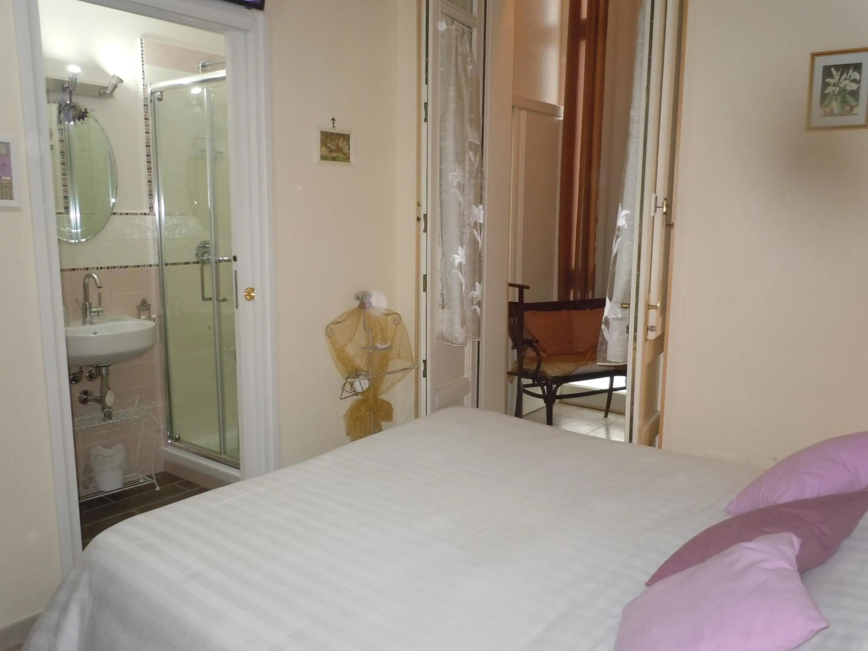 Shower, Bed in Da Agnese Locazioni brevi