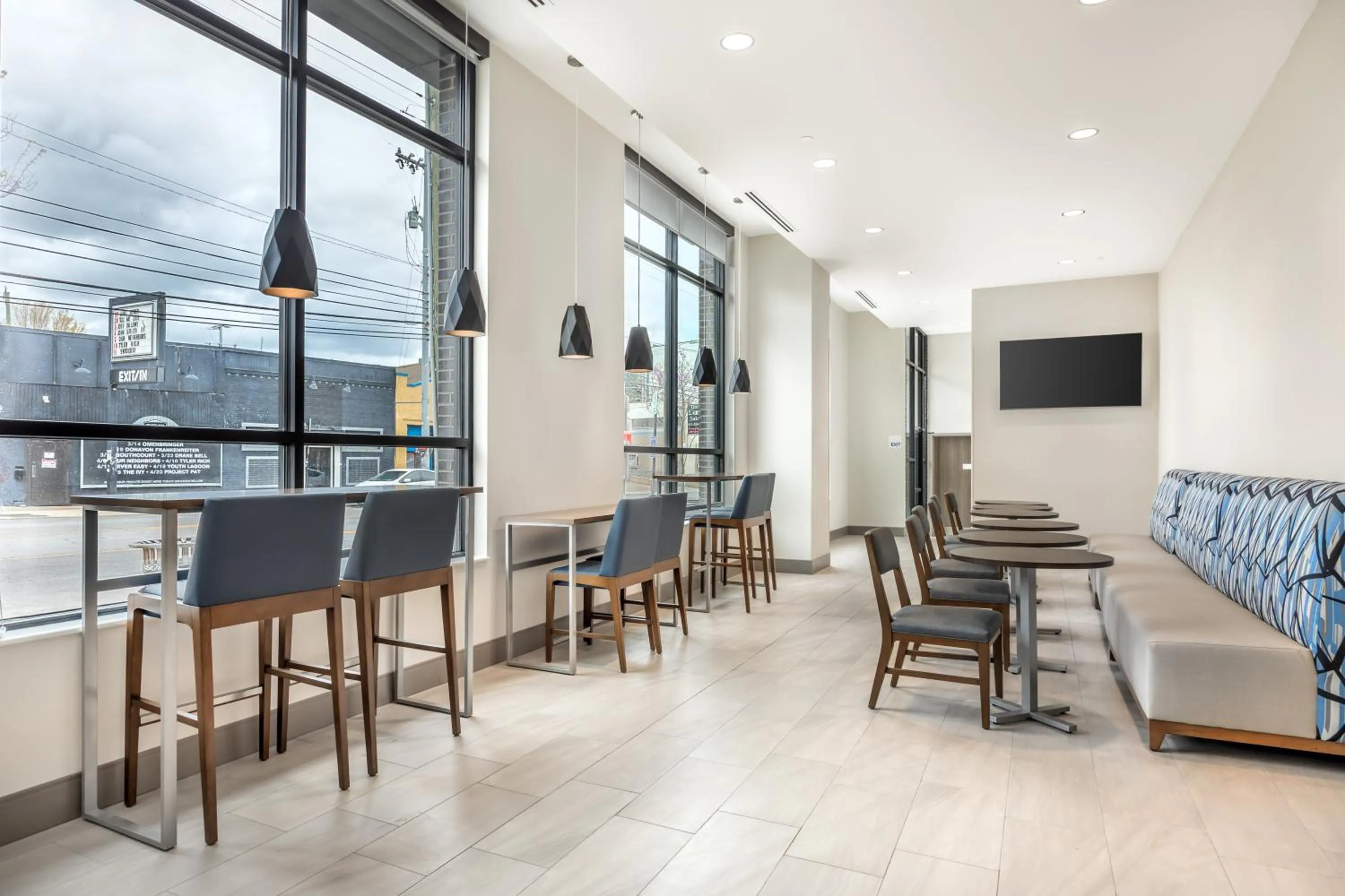 Breakfast in Holiday Inn Express & Suites Nashville West End - Univ Area by IHG