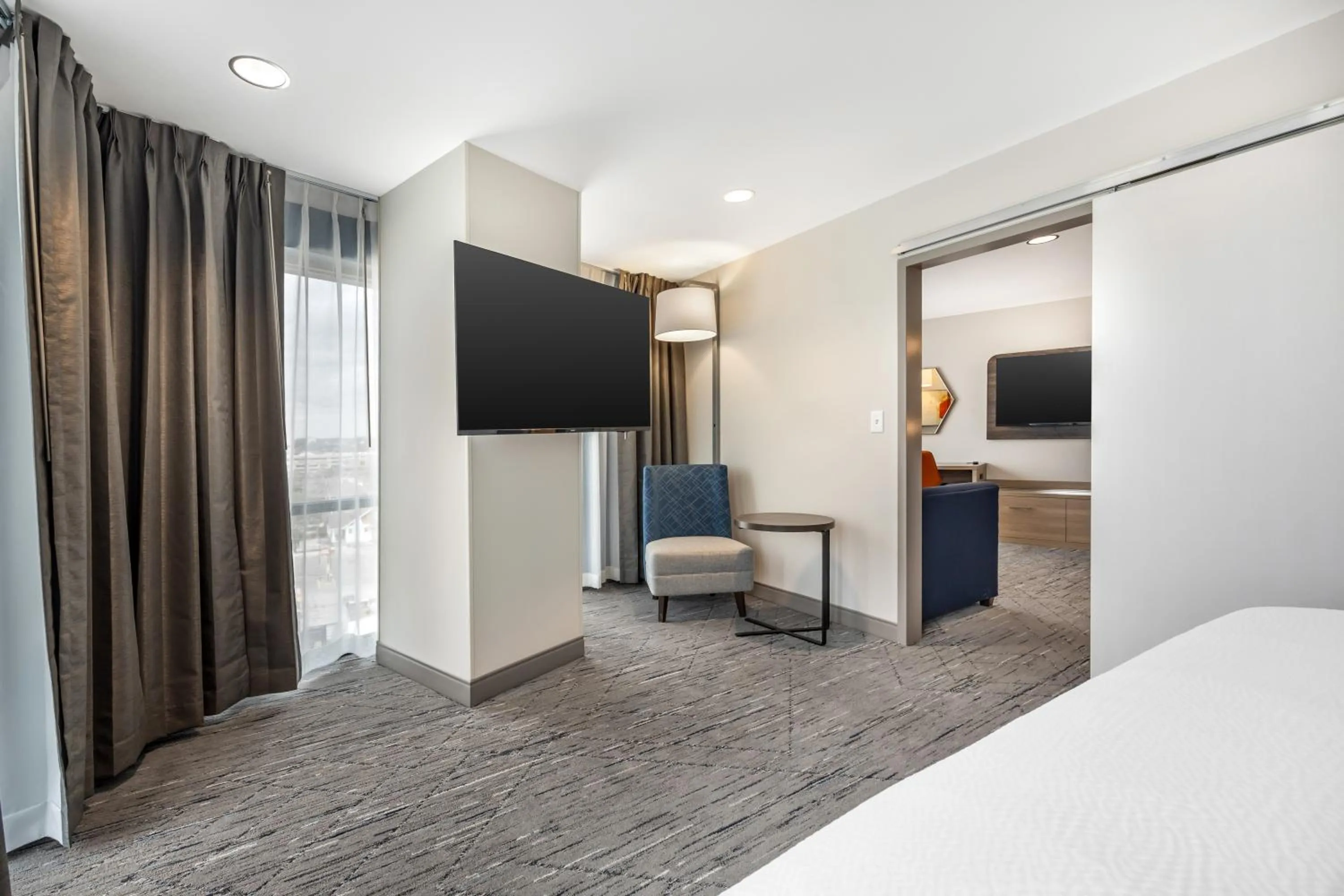 Bed in Holiday Inn Express & Suites Nashville West End - Univ Area by IHG