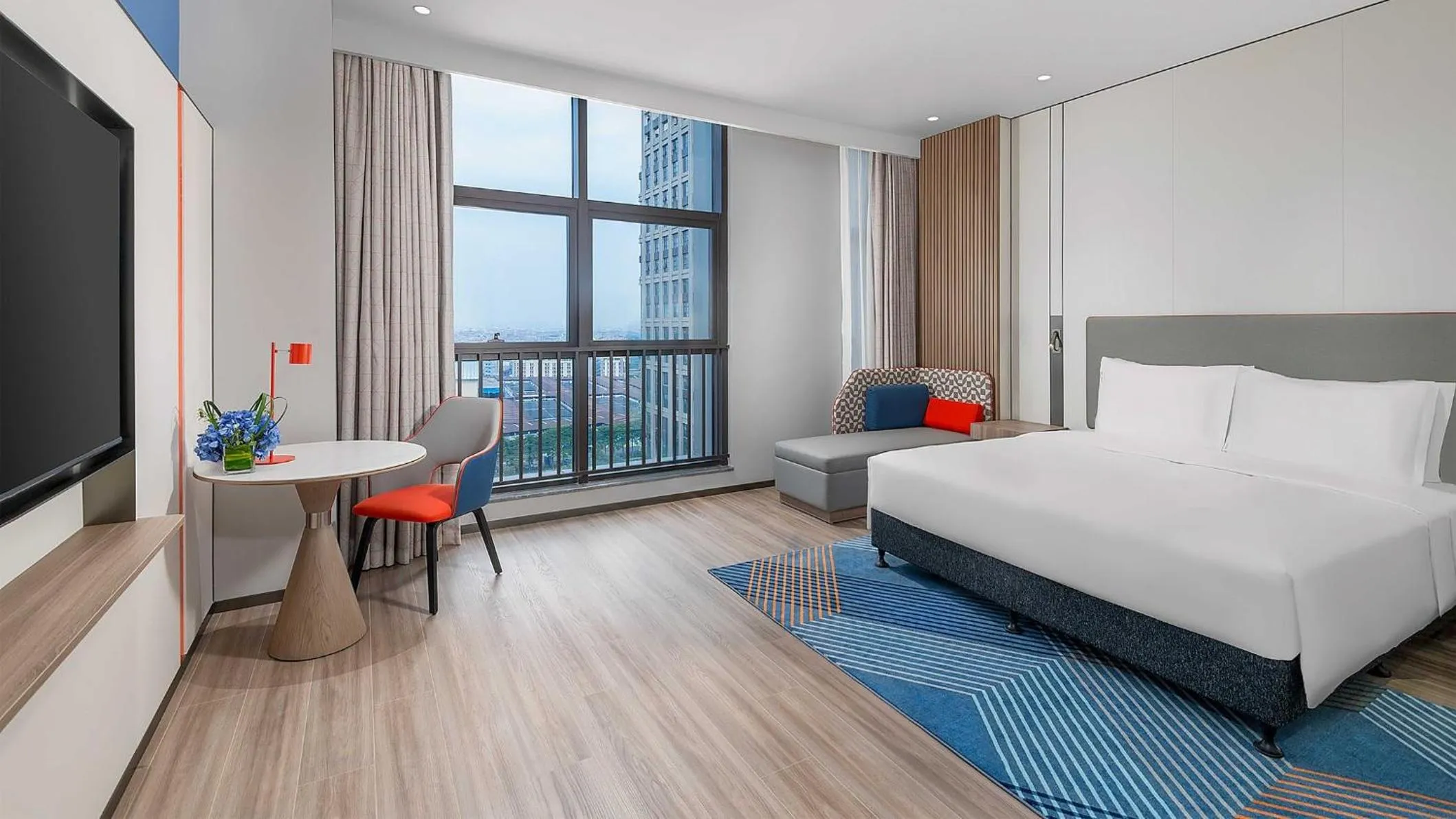Photo of the whole room, Bed in Holiday Inn Express Foshan Shunde Lecong by IHG