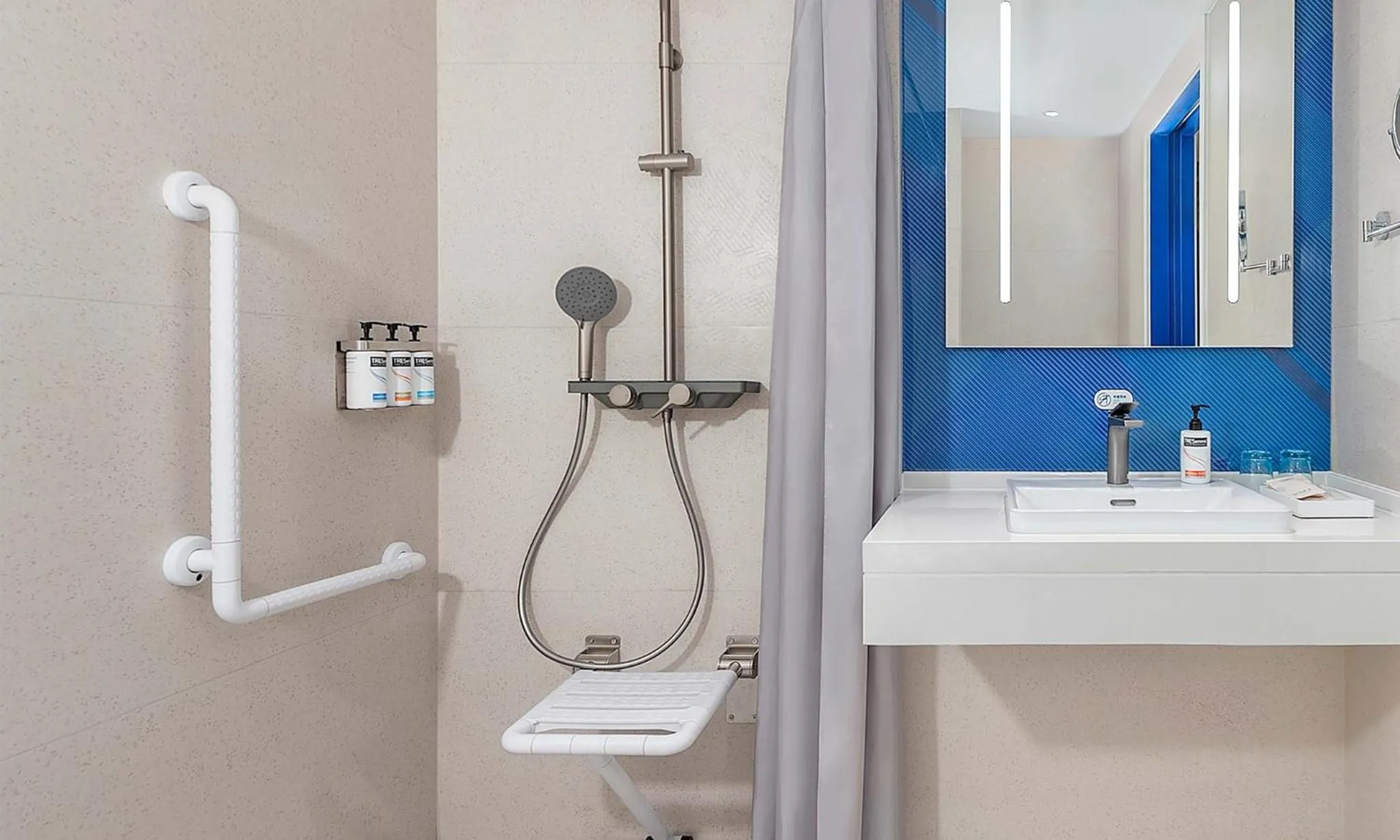 Photo of the whole room in Holiday Inn Express Foshan Shunde Lecong by IHG