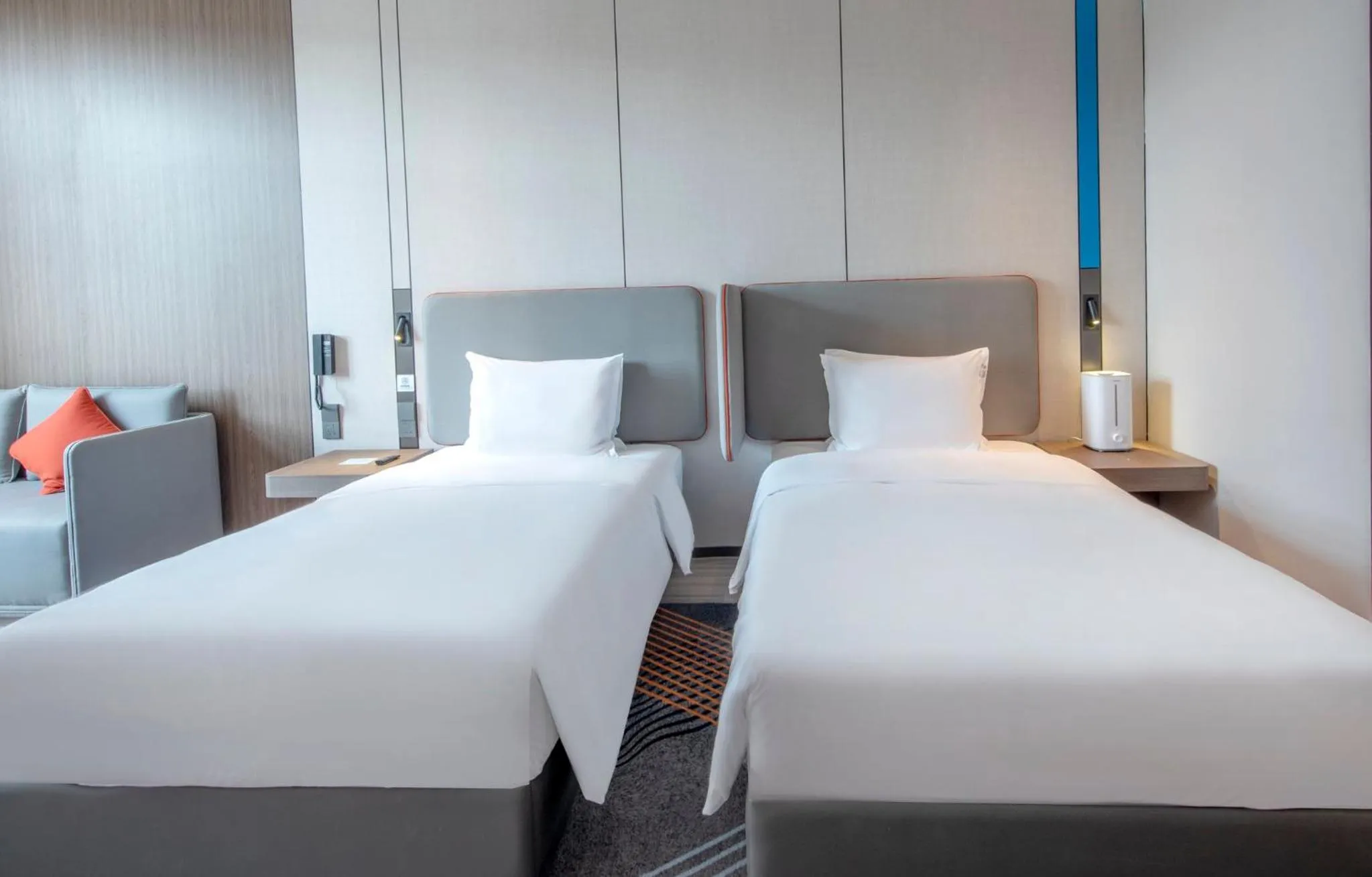 Photo of the whole room, Bed in Holiday Inn Express Yinchuan Lanxi Valley Plaza by IHG