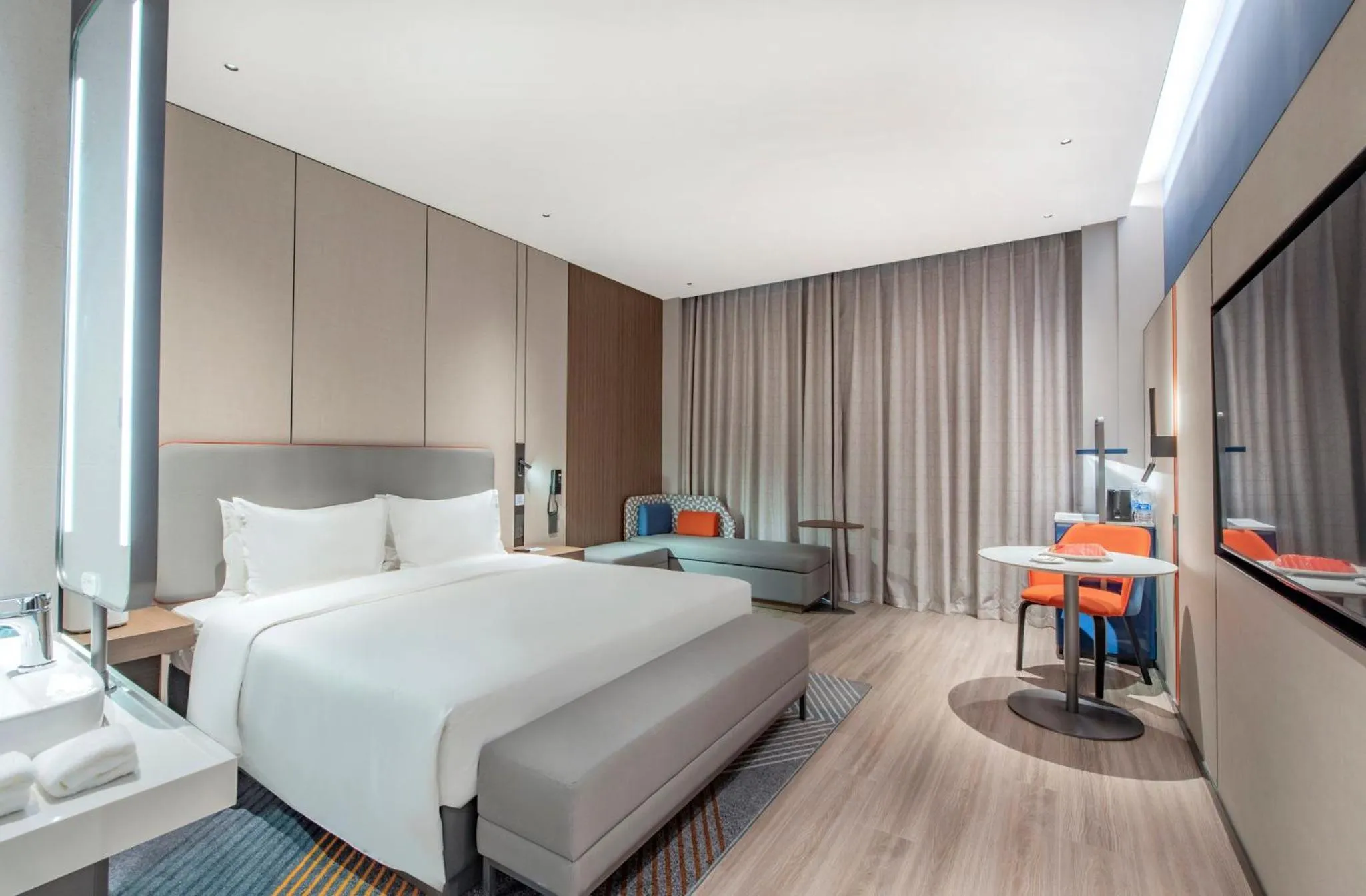 Photo of the whole room, Bed in Holiday Inn Express Yinchuan Lanxi Valley Plaza by IHG