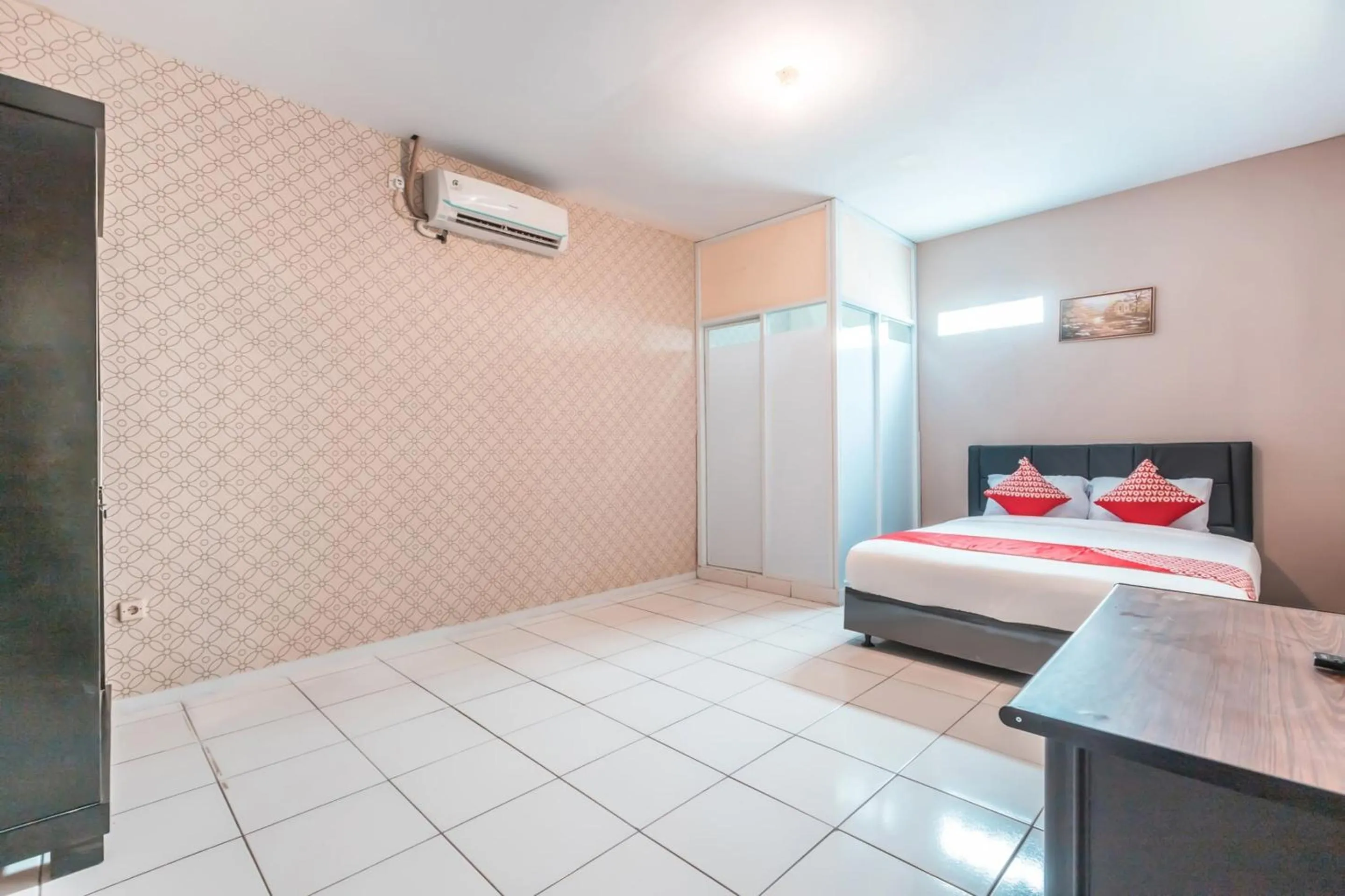 Bedroom, Bed in Hotel O J&b Room Pramuka