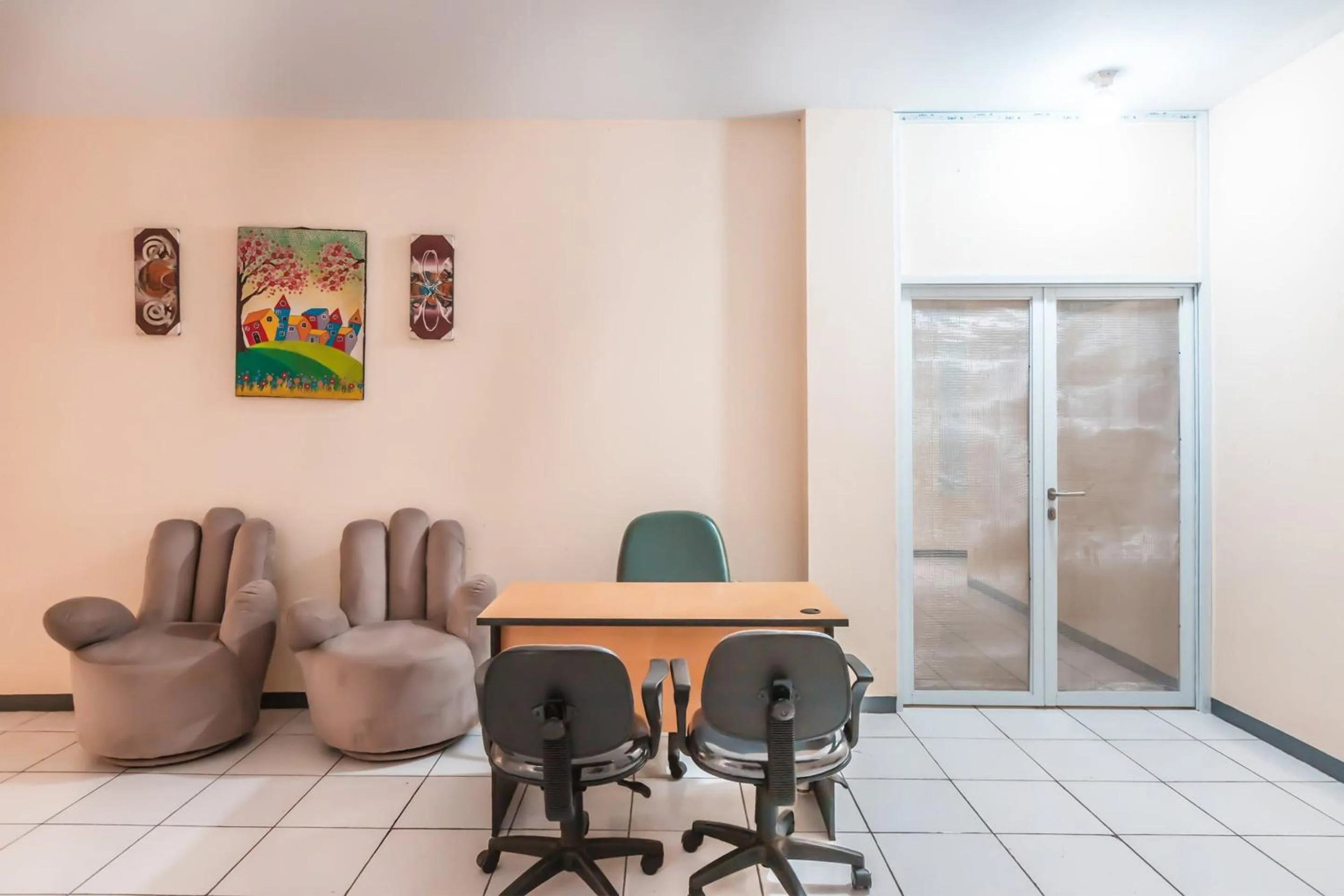 Lobby or reception in Hotel O J&b Room Pramuka