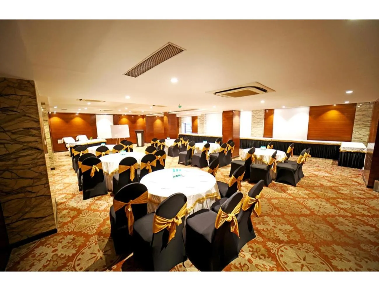 Restaurant/places to eat in The Red Velvet Hotel Samarpan, Patna