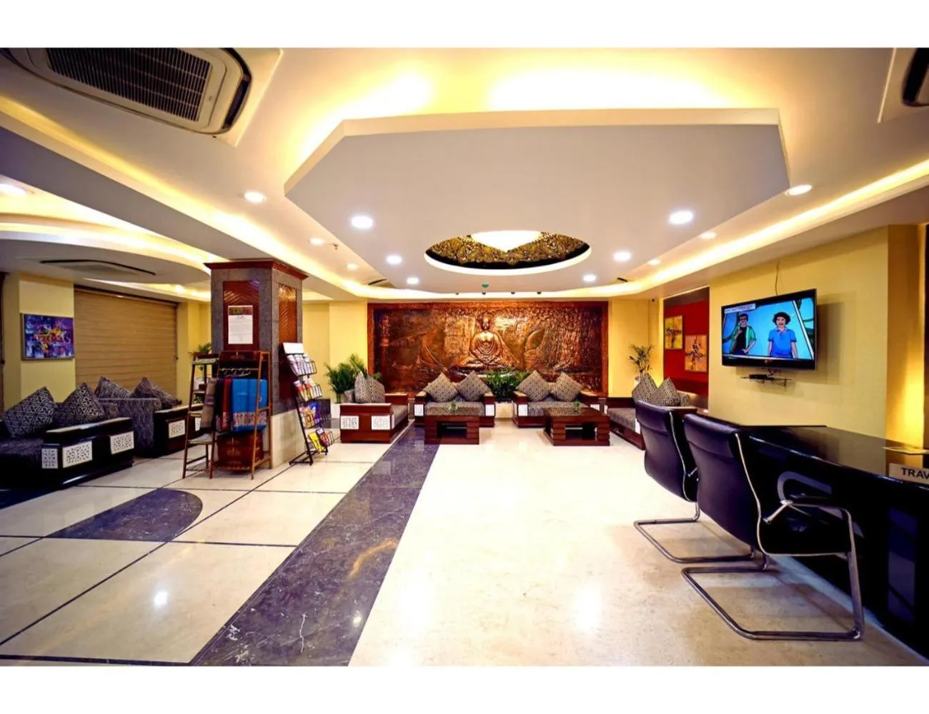 Communal lounge/ TV room in The Red Velvet Hotel Samarpan, Patna