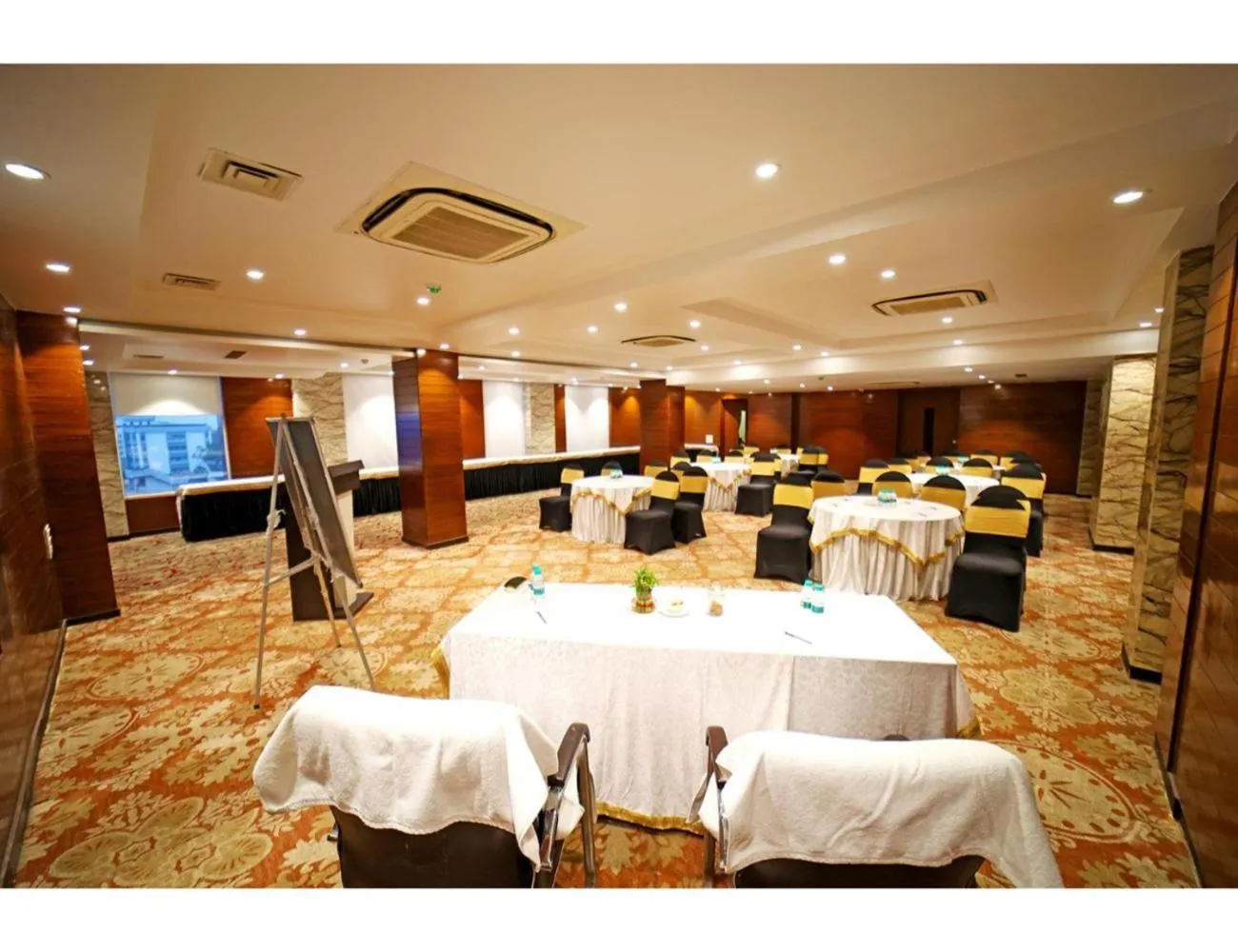 Communal lounge/ TV room in The Red Velvet Hotel Samarpan, Patna