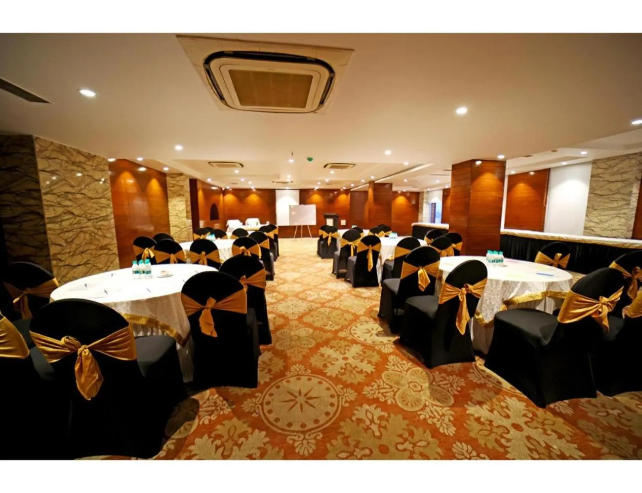 Restaurant/places to eat in The Red Velvet Hotel Samarpan, Patna