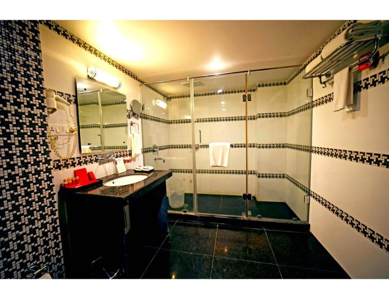 Shower in The Red Velvet Hotel Samarpan, Patna