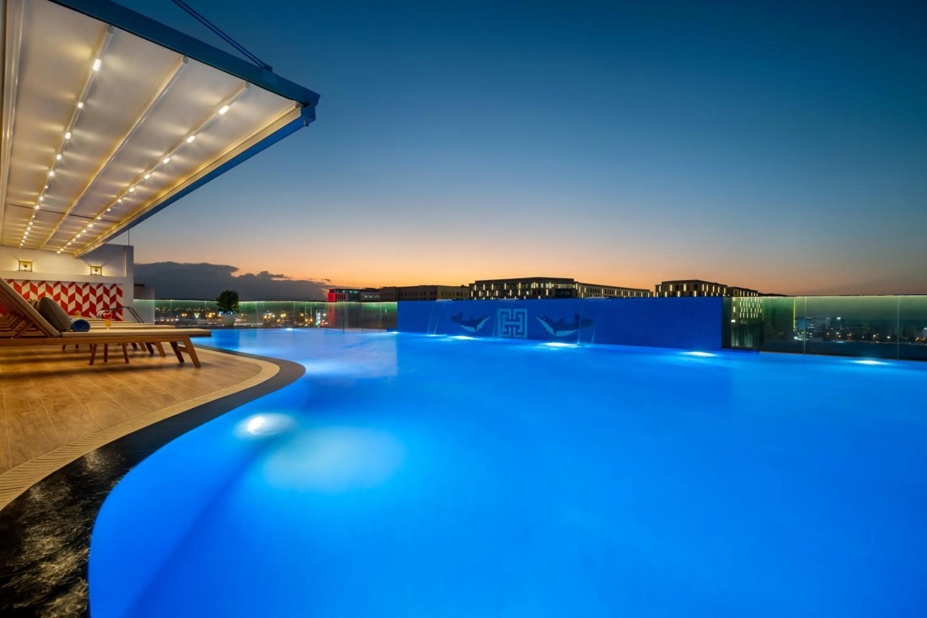 Swimming pool in Mercure Muscat