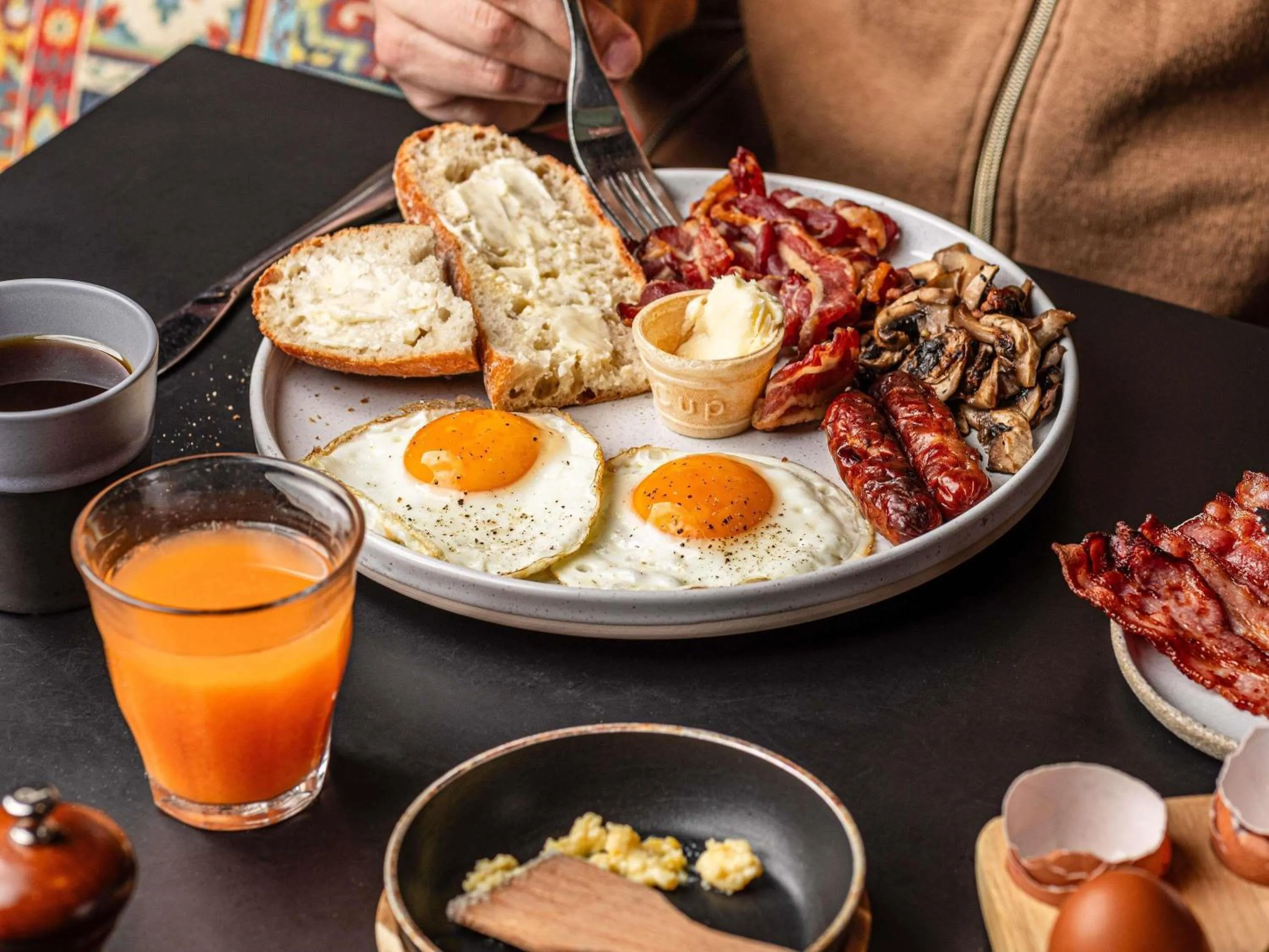 Restaurant/places to eat in Mercure Muscat