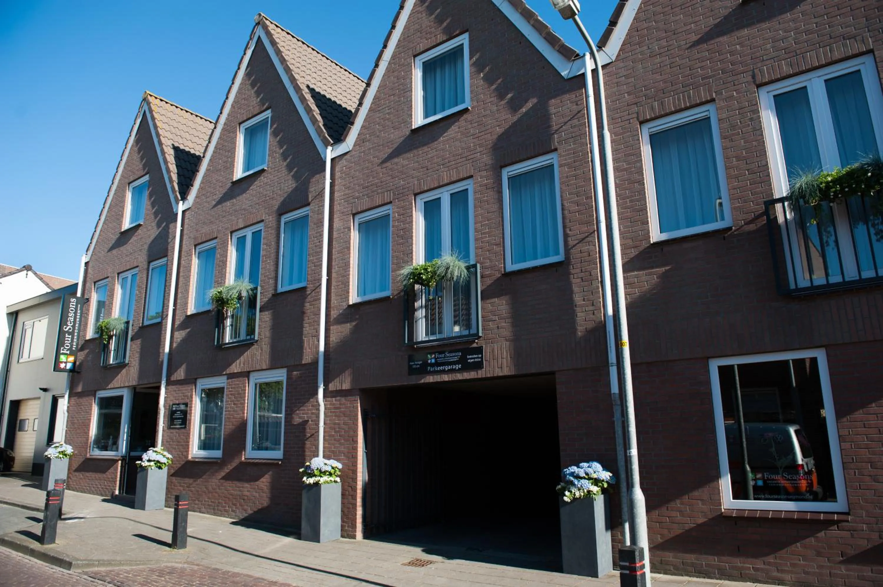 Facade/entrance in Apartments Four Seasons Zuiderstraat