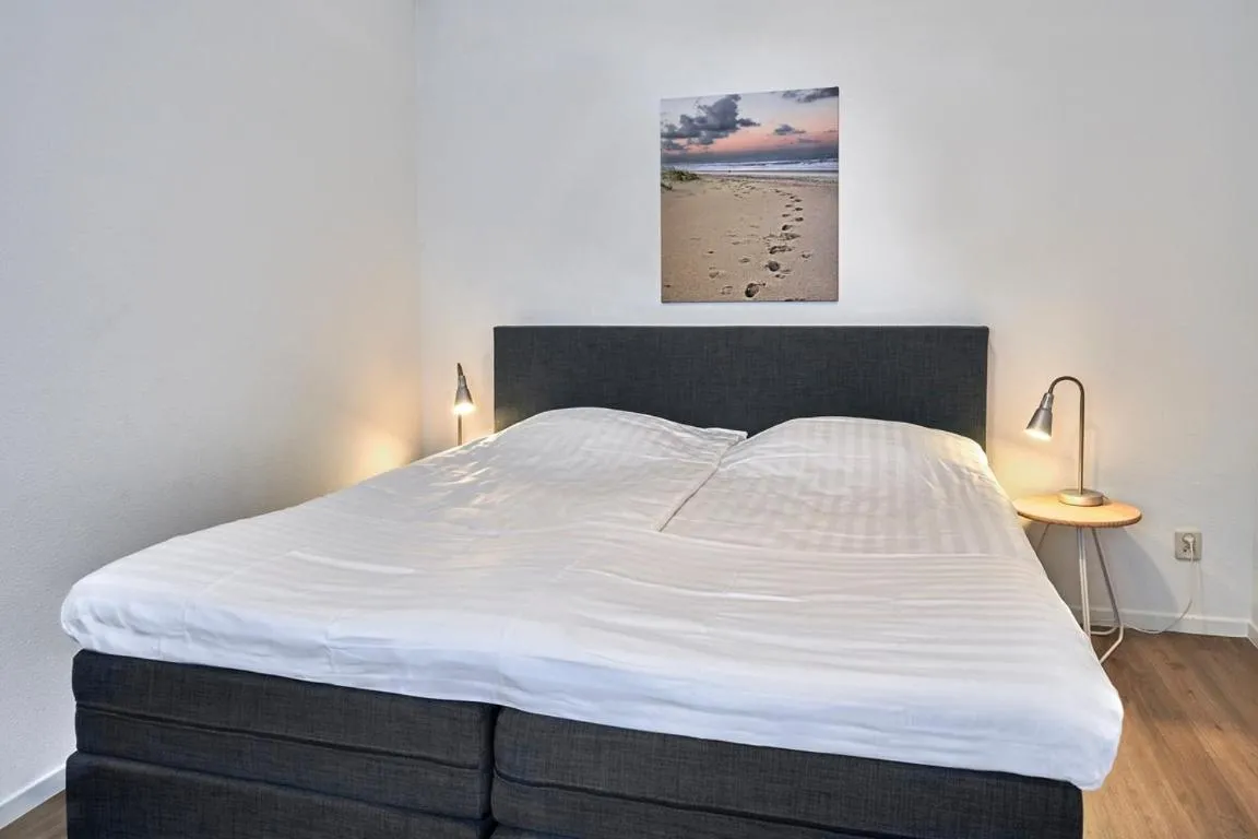 Property building, Bed in Apartments Four Seasons Zuiderstraat
